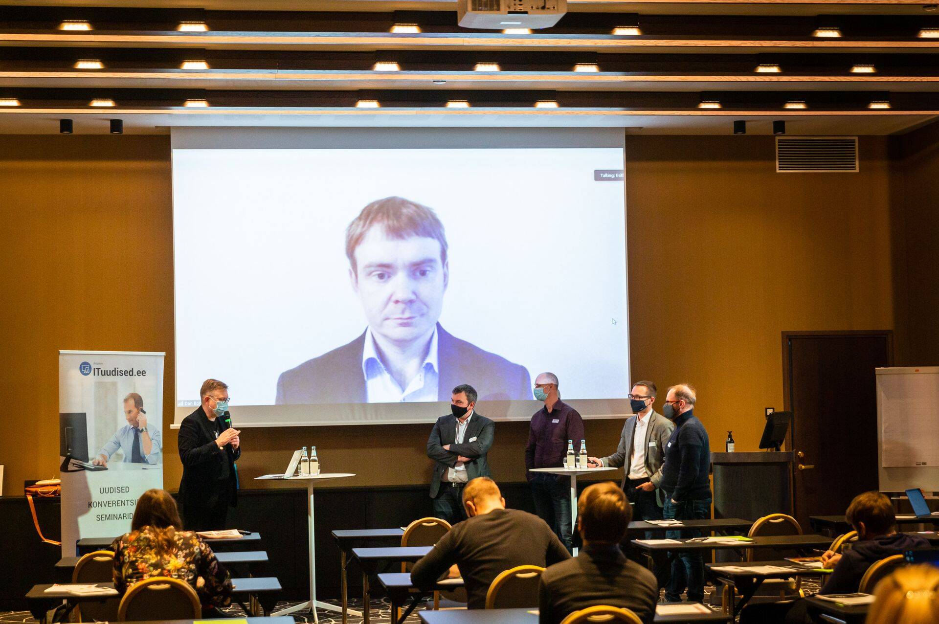 Suurandmete konverentsi vestlusringis osalesid kohapeal Agu Leinfeld (Datel), Innar Liiv (TTÜ), Raul Leppik (Newbase) ja Kaur Lumiste (Salv.com), lisaks Dan Bogdanov (Cybernetica) üle veebi. Vestlust juhtis Hando Sinisalu.