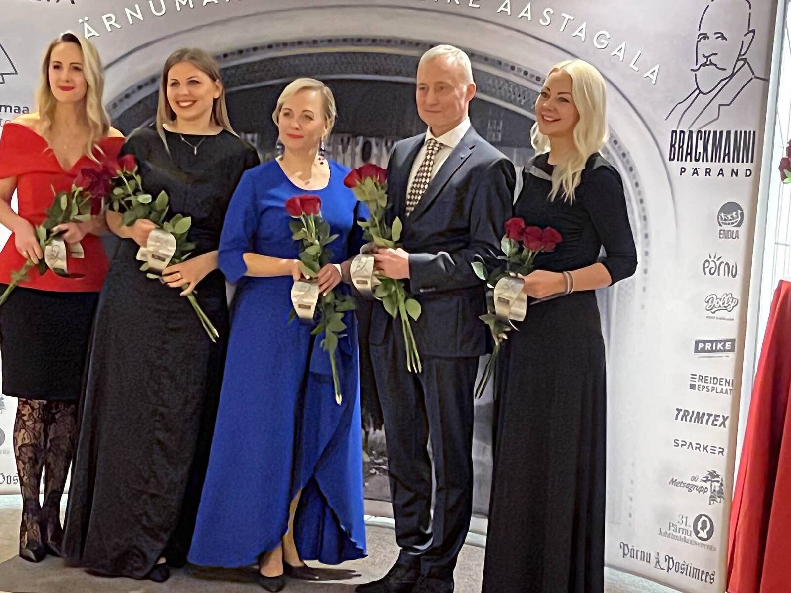 Pärnu haigla juht Urmas Sule tiitlit vastu võtmas.