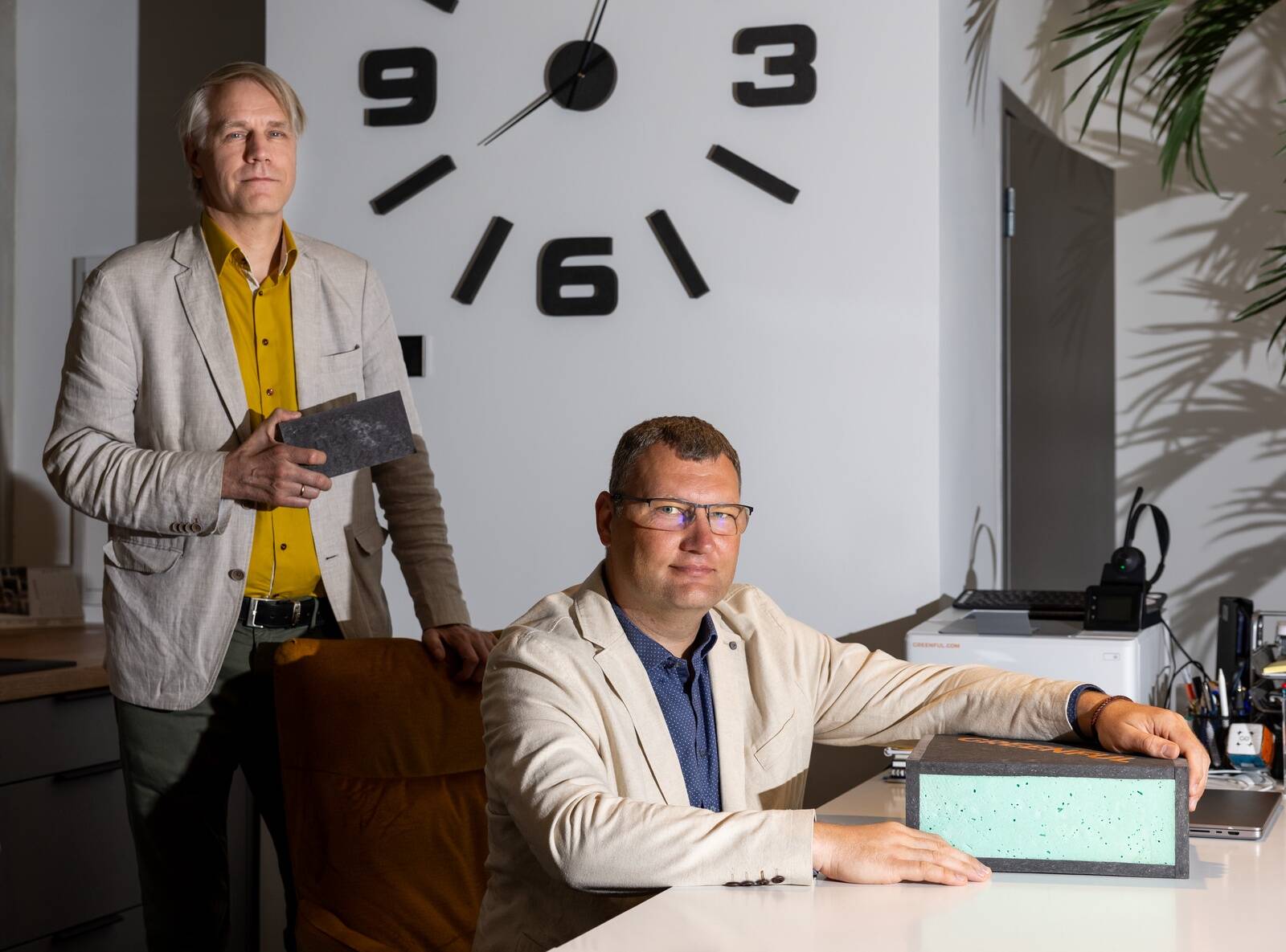 Greenfuli sorteerimiskeskuse juht Kalle Grents (vasakul) ning Greenfuli asutaja ja materjali looja Toomas Allikas. Neid mõlemaid ühendab kirg jäätmete vastu. Kui Greenfuli tehast hakatakse ehitama, siis peab ka Eesti tekstiilijäätmemajandus arenema.