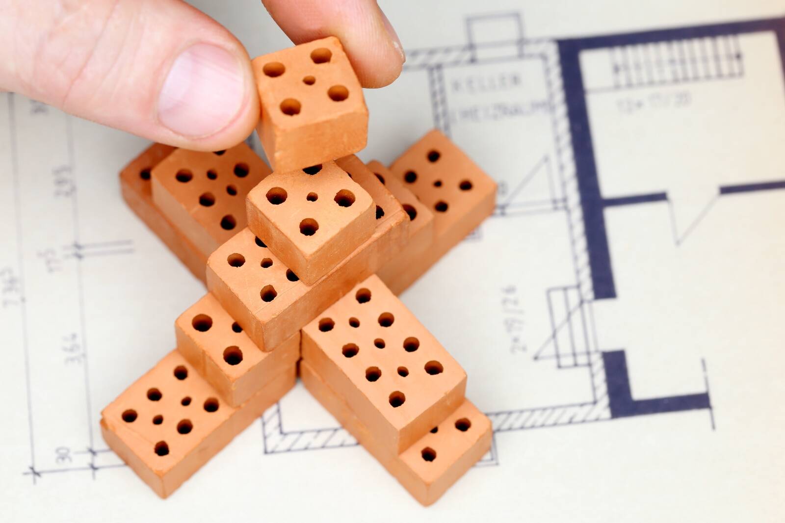 Materiālu nozari var uzskatīt par pamatu, uz kā bāzējās visas pārējās industrijas – būtībā tā iegūst un ražo visu to, kas ir nepieciešams jebkuru jau sarežģītāku lietu ražošanai un normālam mūsdienu dzīves ritmam.