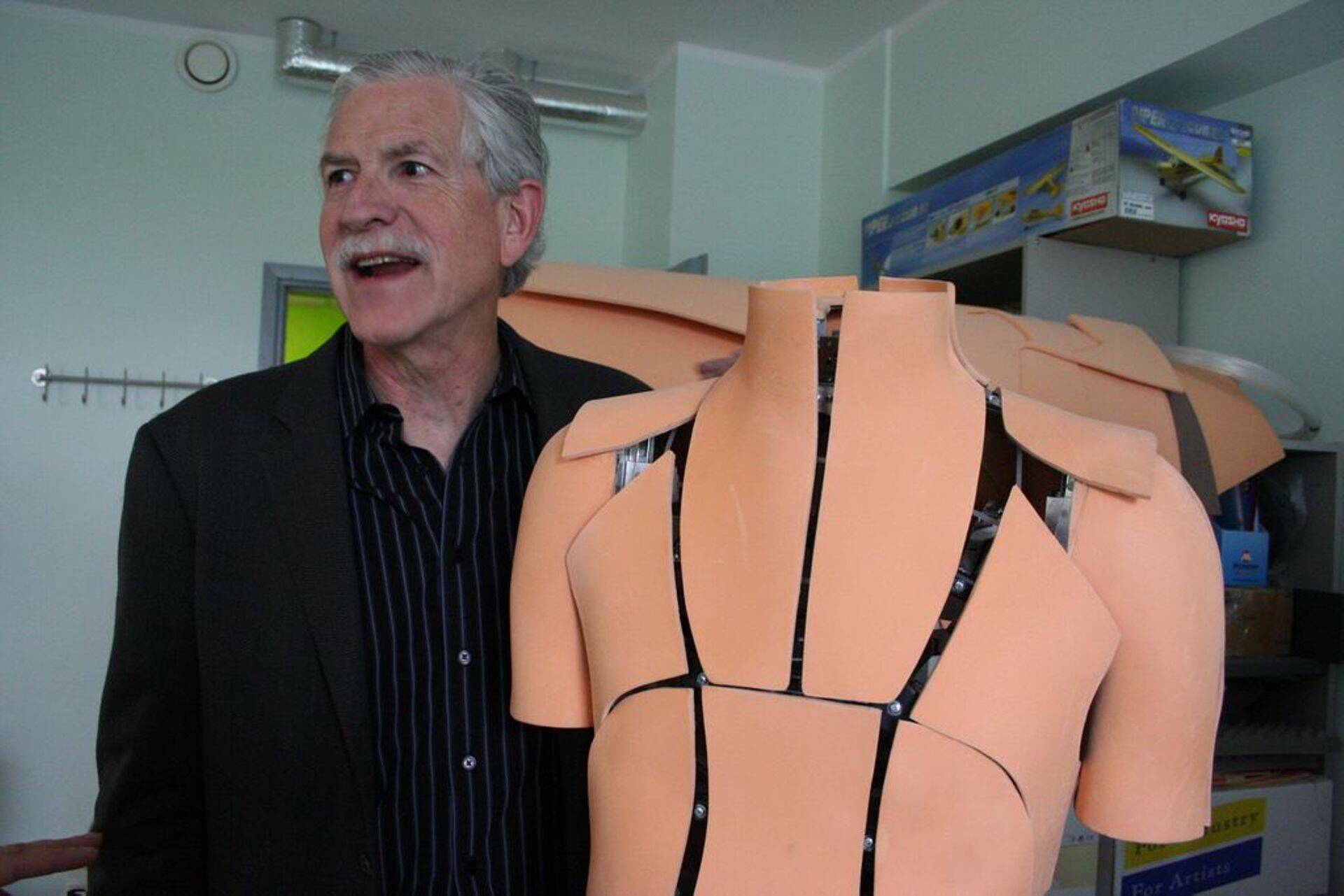 Robotmannekeeni Fits.me nõunik Will Swope tutvub Tartu Ülikooli tehnoloogiainstituudis robotmannekeeniga.