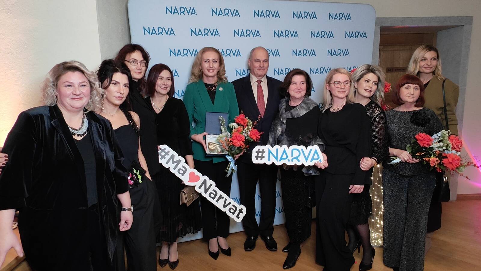 Участницы и организаторы конкурса решили сделать с мэром города чисто женское общее фото.