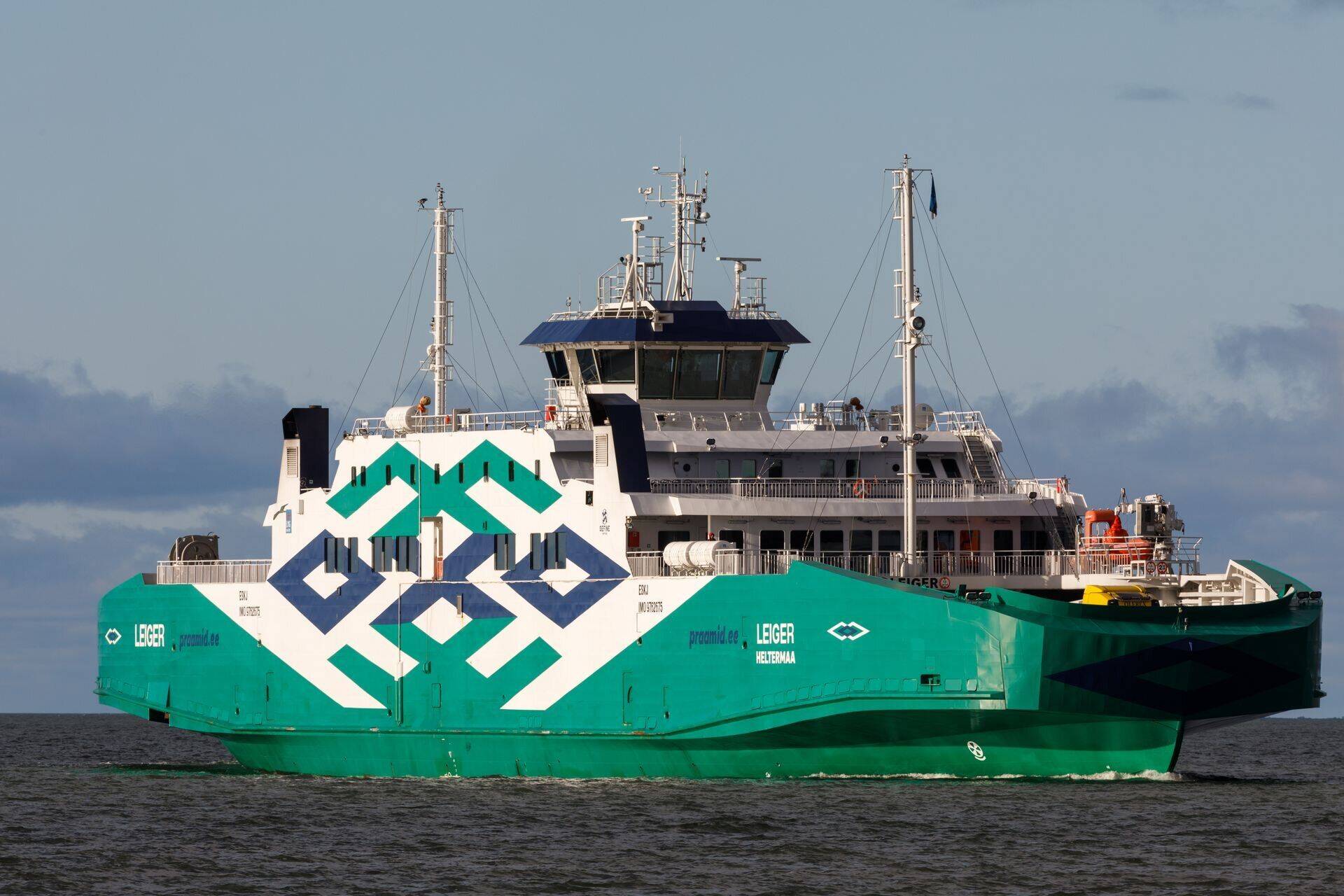 Hiiumaa ja mandri vahel seilav parvlaev Leiger.