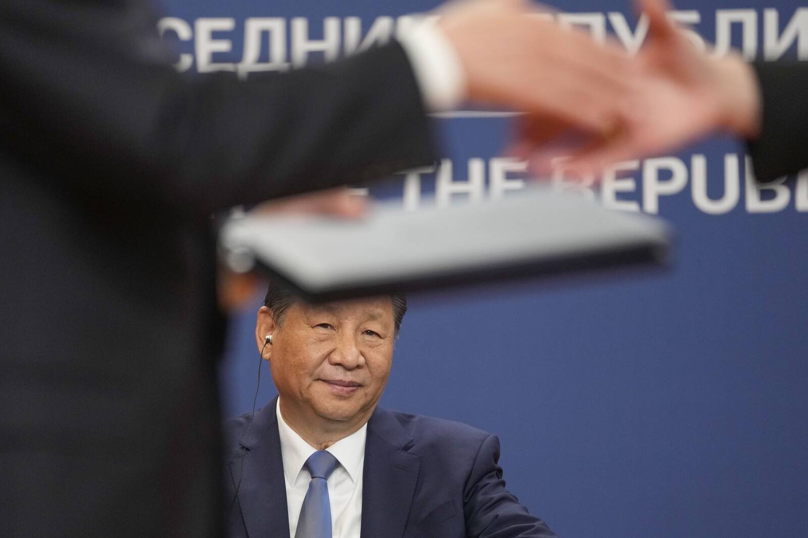 Riigipea Xi Jinping on trüginud Hiina kapitali sisse nii Serbiasse kui ka euroliitu kuuluvasse Ungarisse. Brüsseli sõnul on lahendus sellele ohule ilmne.