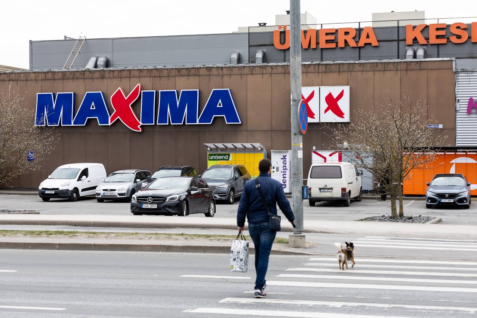 «Утром просят прийти к 6 утра, но начало рабочего времени разрешают регистрировать с 8. Получается, что ты работаешь два часа бесплатно, и это совершенно обычное дело», – описал один из сотрудников Maxima, как происходит рабочий процесс. На фото один из магазинов Maxima в столичном районе Ласнамяэ.