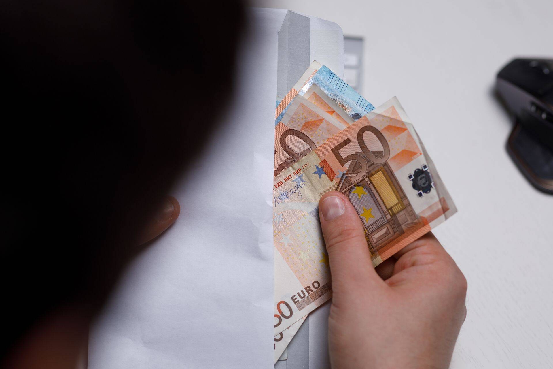 В области транспорта и складирования до половины зарплаты «в конверте»?