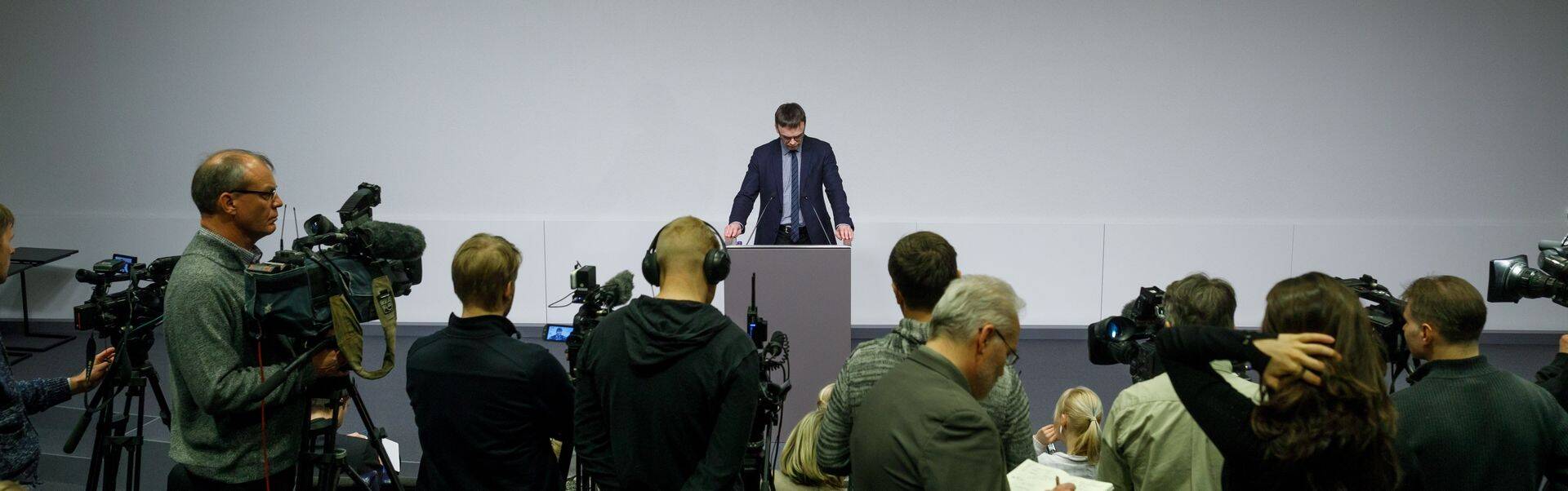 Välisminister Sven Mikser pressikonverentsi.