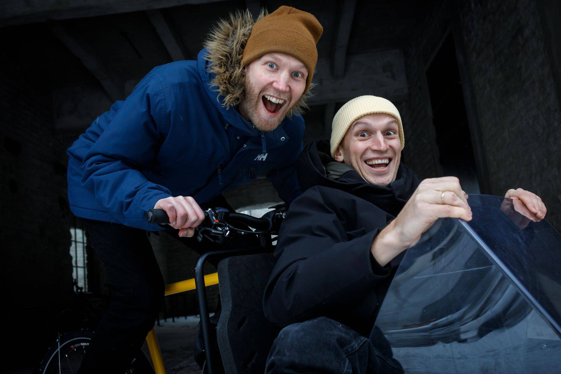 Eesti elektriliste kastirataste tootja Hagen Bikes tuleb Nasdaqi alternatiivturule First North. Hageni kaasasutajad Kaspar Peek (kollase mütsiga) ja Taaniel Mägi.