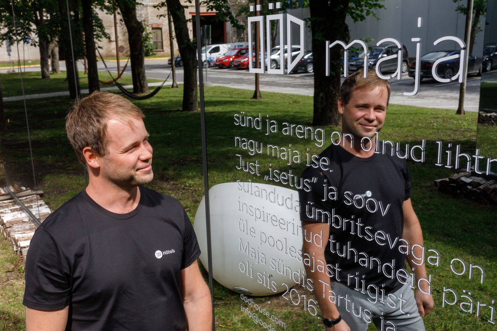 Peegelmaju tootev ÖÖD Grupi juht Andreas Tiik Ülemiste City peegelmaja juures.