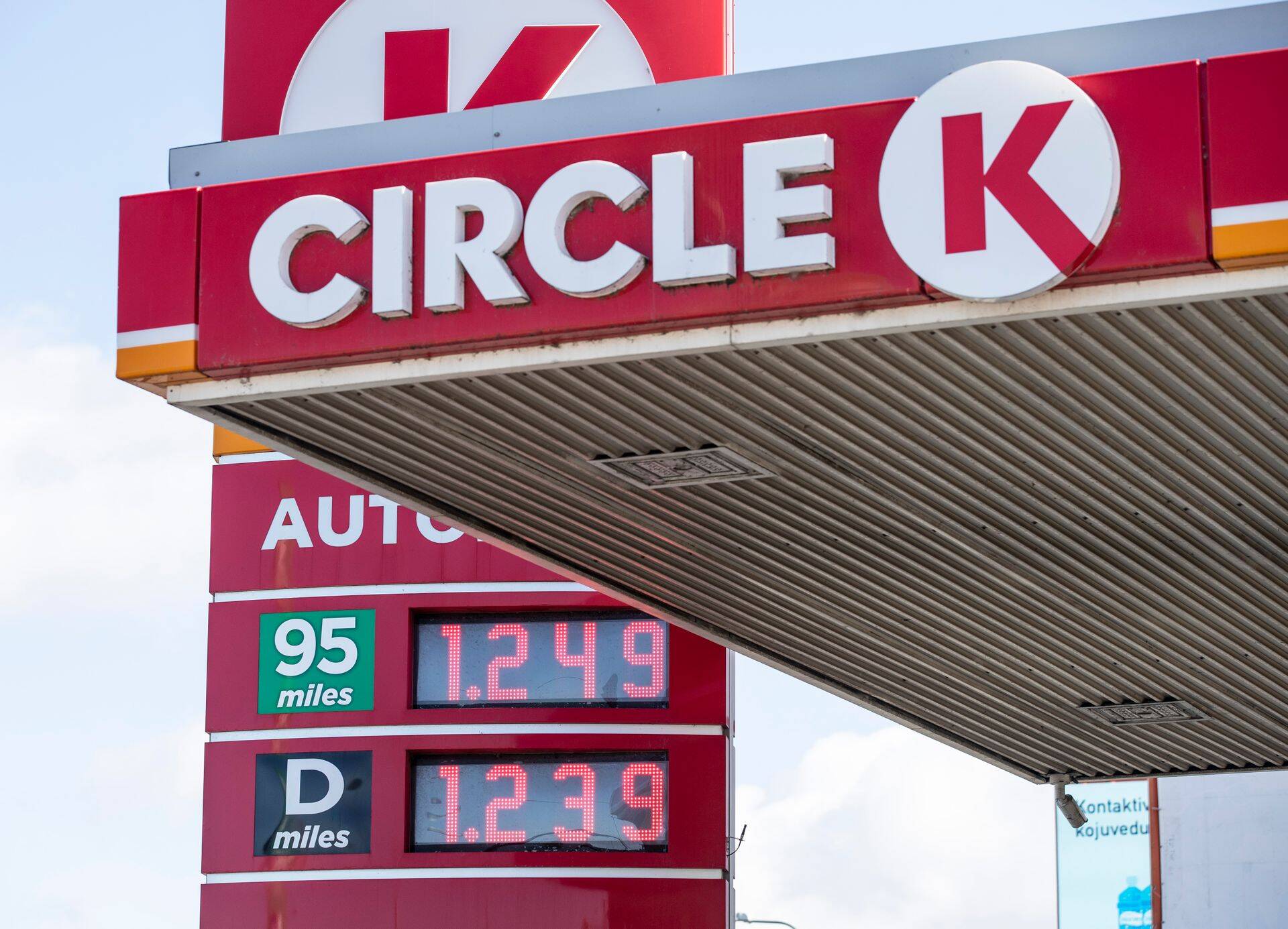 Circle K on alustanud teenindusjaamades ka üle-eestilist teavituskampaaniat, kus kutsutakse inimesi olema teenindajate vastu heasoovlikud.