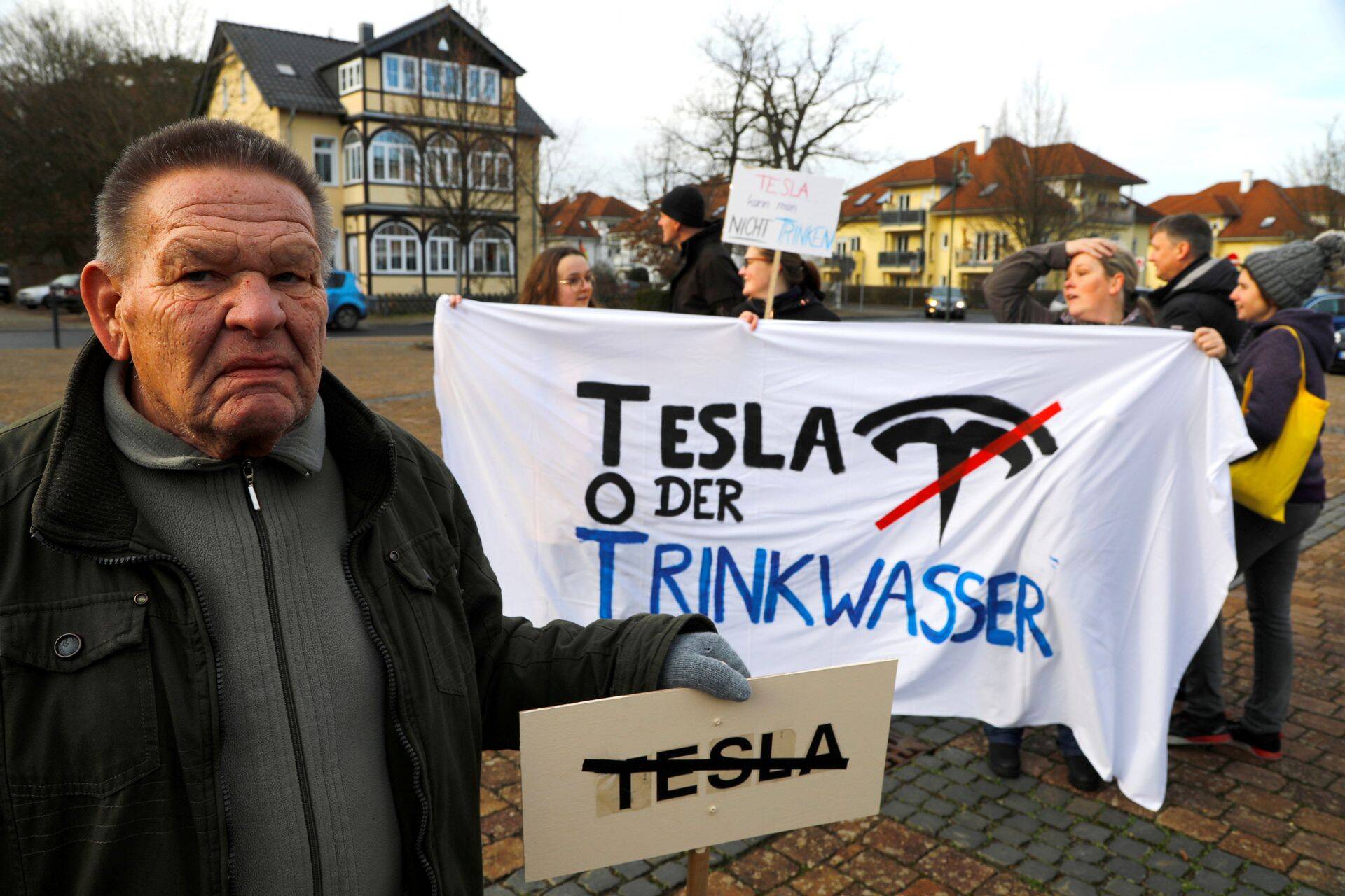 Käputäis Saksamaa aktiviste protesteerimas Tesla uue tehase ehitamise vastu, hoides plakatit "Tesla või joogivesi". Tehase ehituseks alustati Grünheide linnakese lähedal krundil metsaraiet nädal aega tagasi.