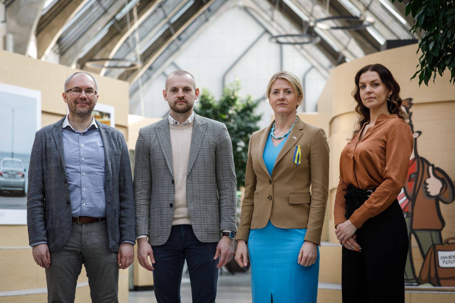 Saatejuhid Mario Sõrm ja Oliver Ämarik arutlesid saates "Soraineni sagedus" koos saatekülaliste välisminister Eva-Maria Liimetsa ja Soraineni finantsõiguse eksperdi Krista Ševereviga sanktsioonide üle.