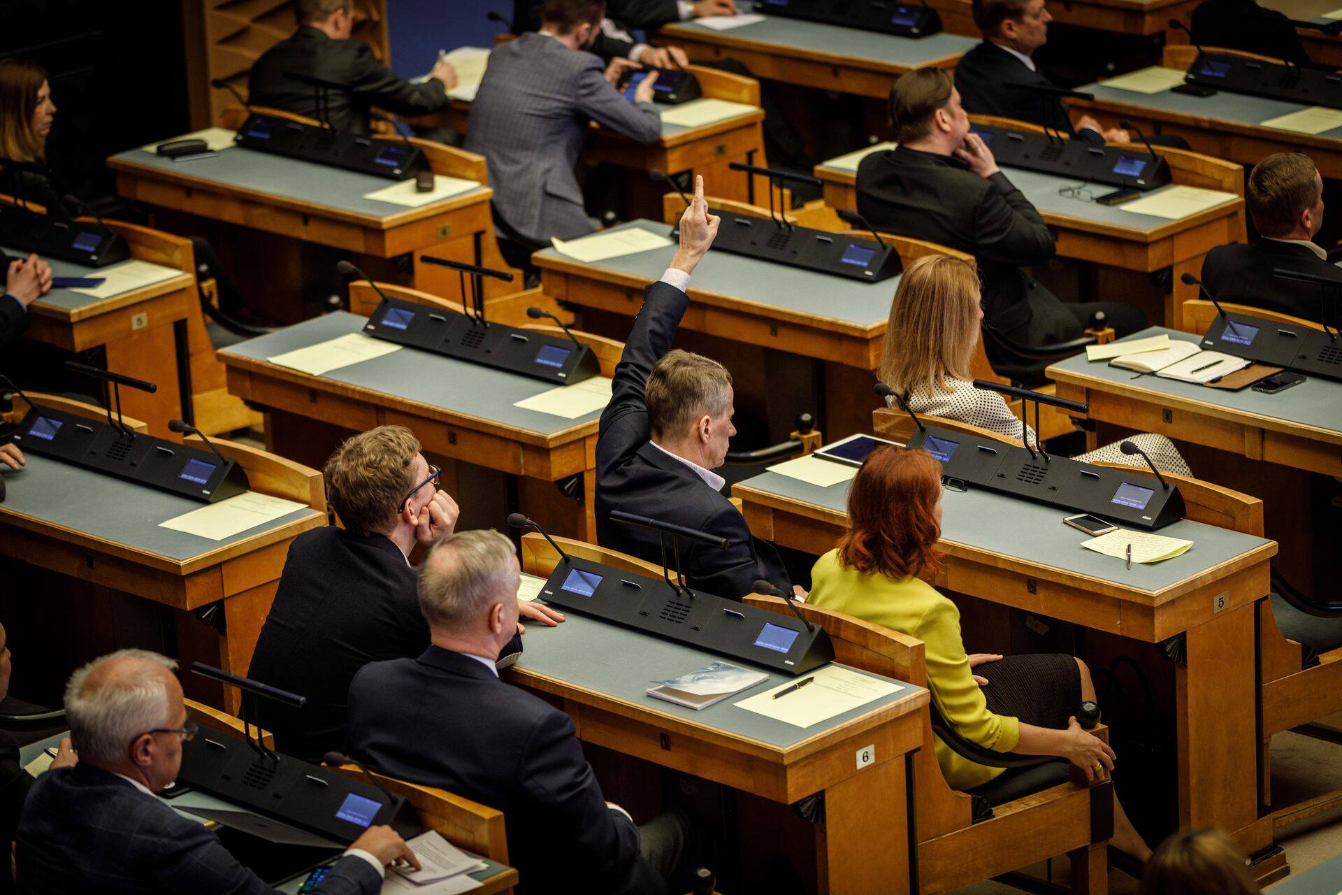 Praegu kontrollib riigikogu üks komisjone erakondade rahastamist. See ülesanne võib minna riigikontrollile.