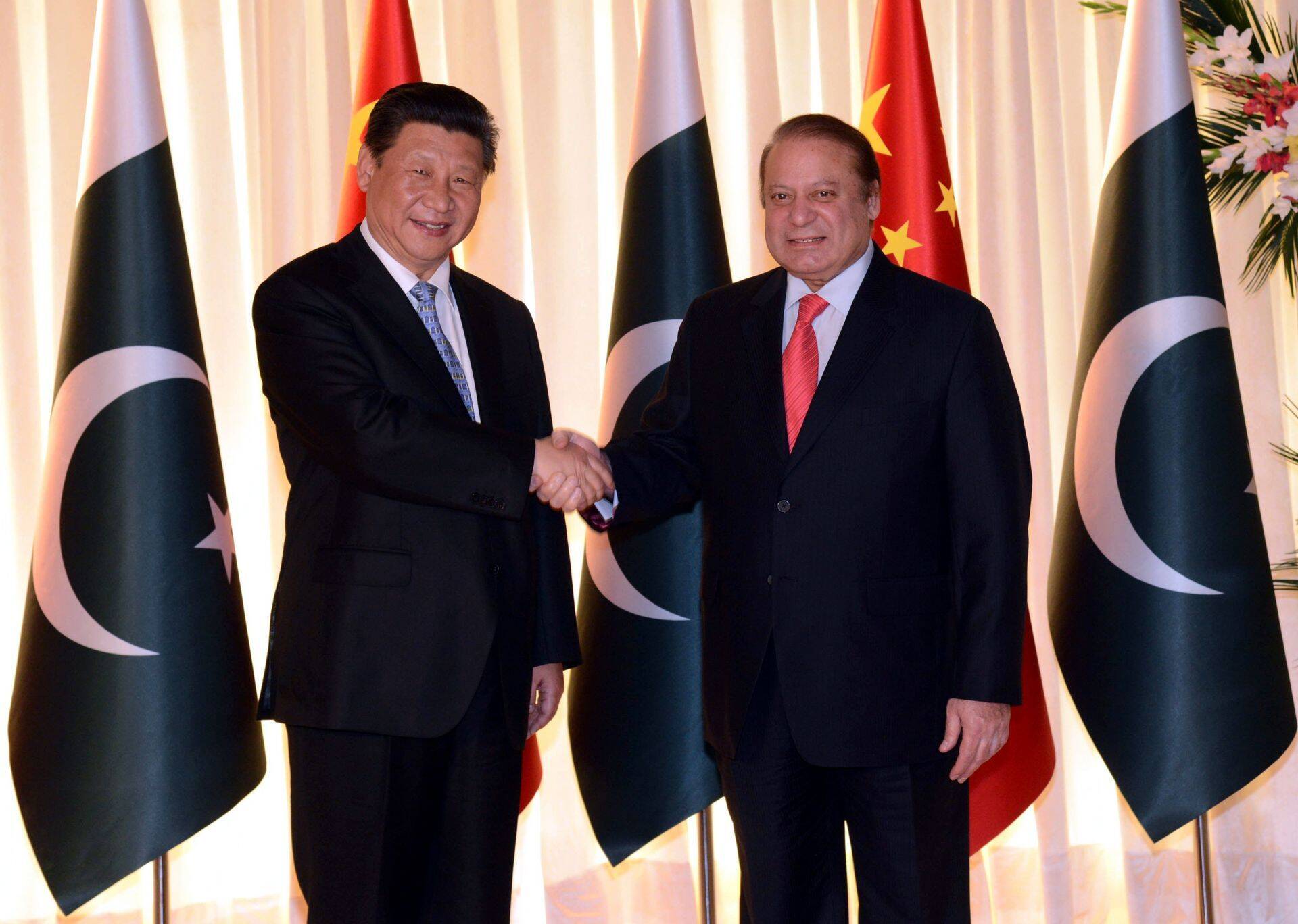 Hiina president Xi Jinping (vasakul) surumas kätt Pakistani peaministri Nawaz Sharif kätt riigivisiidil Islamabadis