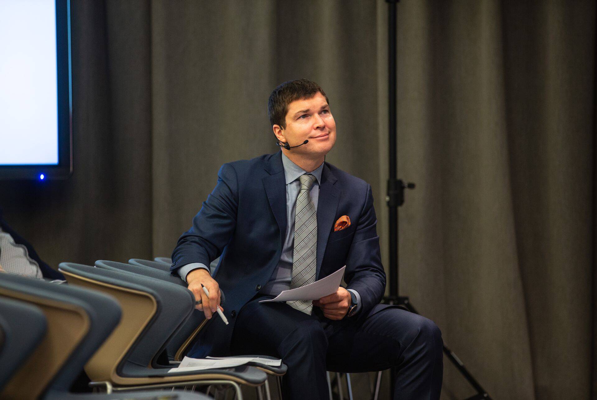 Pole ühtegi teist raamatut, kust minu arsenali oleks tulnud rohkem strateegiaid, taktikaid ja tööriistu kui sellest, ütleb ettevõtja ning läbirääkimised.ee juht Jakob Saks Campi raamatu "Hakatuseks öelge ei" kohta.