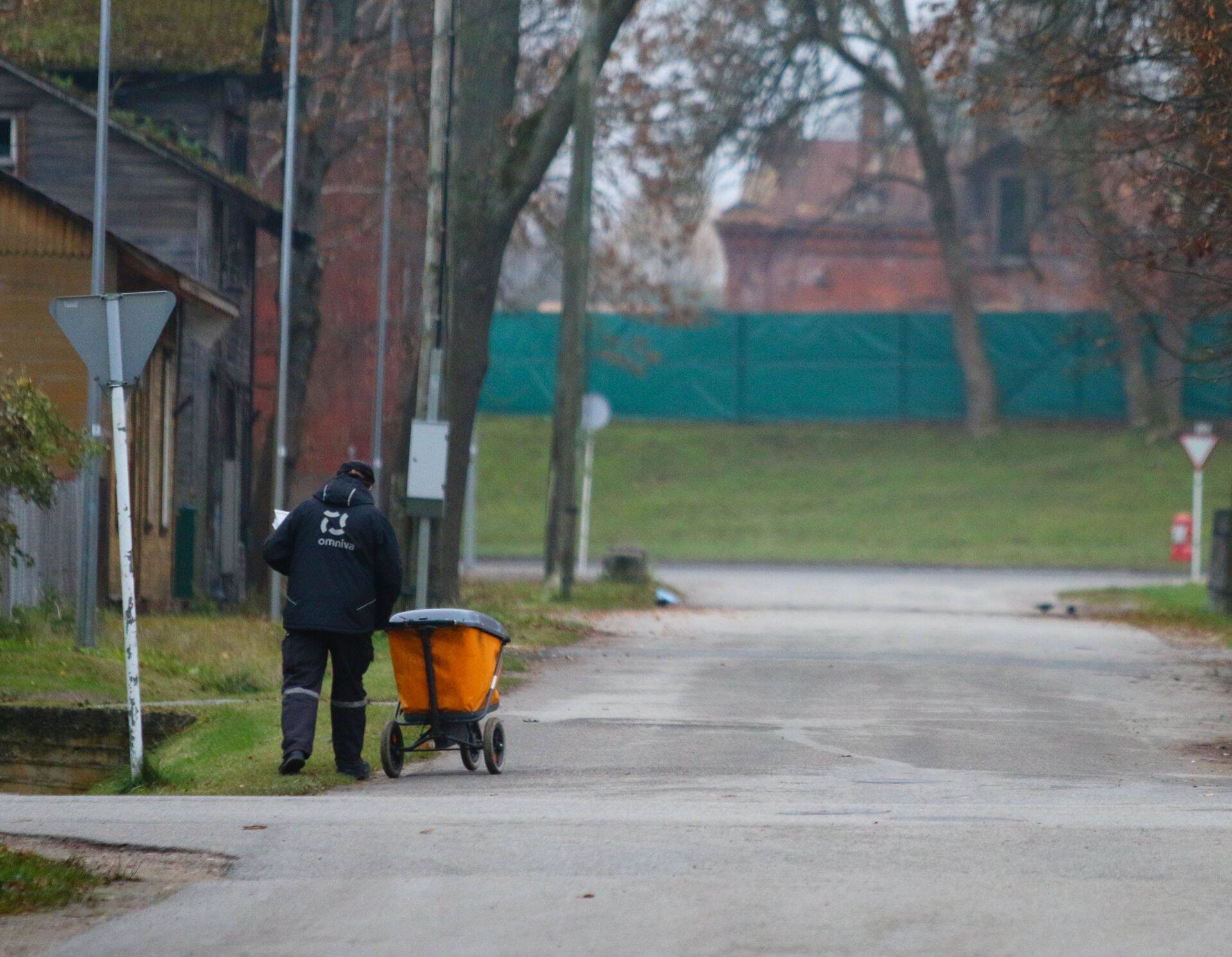 Omniva kirjakandja Valgas.