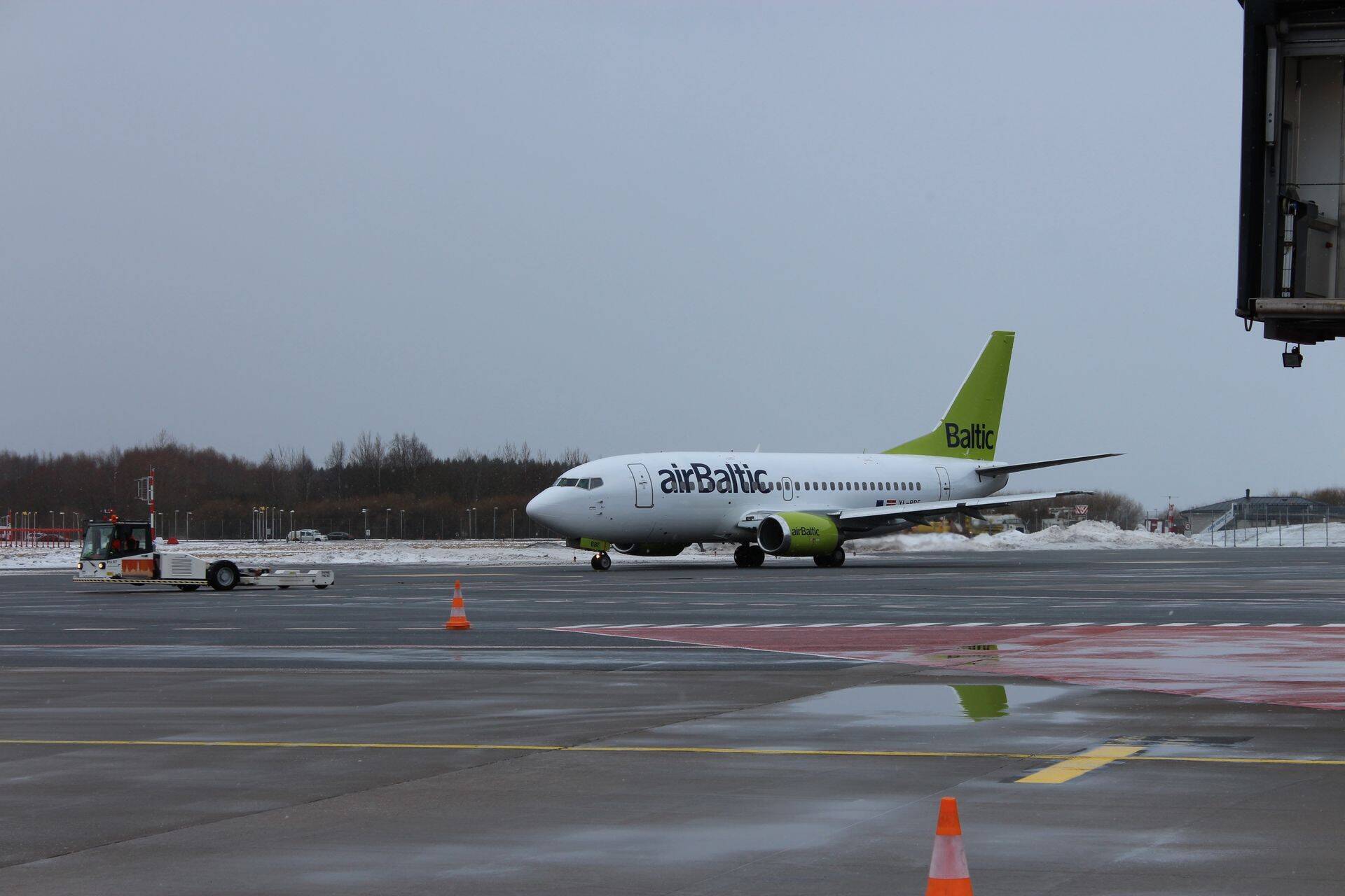 Airbalticu lennuk Boeing 737 Tallinna Lennujaamas.