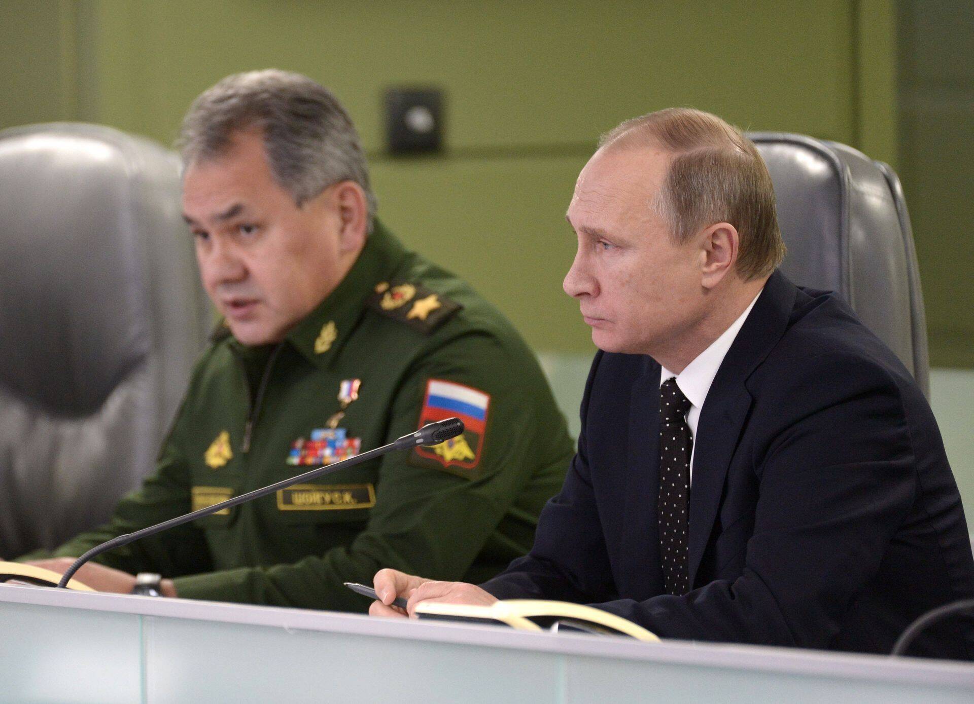 Venemaa kaitseminister Sergei Šoigu ja presindent Vladimir Putin otsivad kärpekohti.