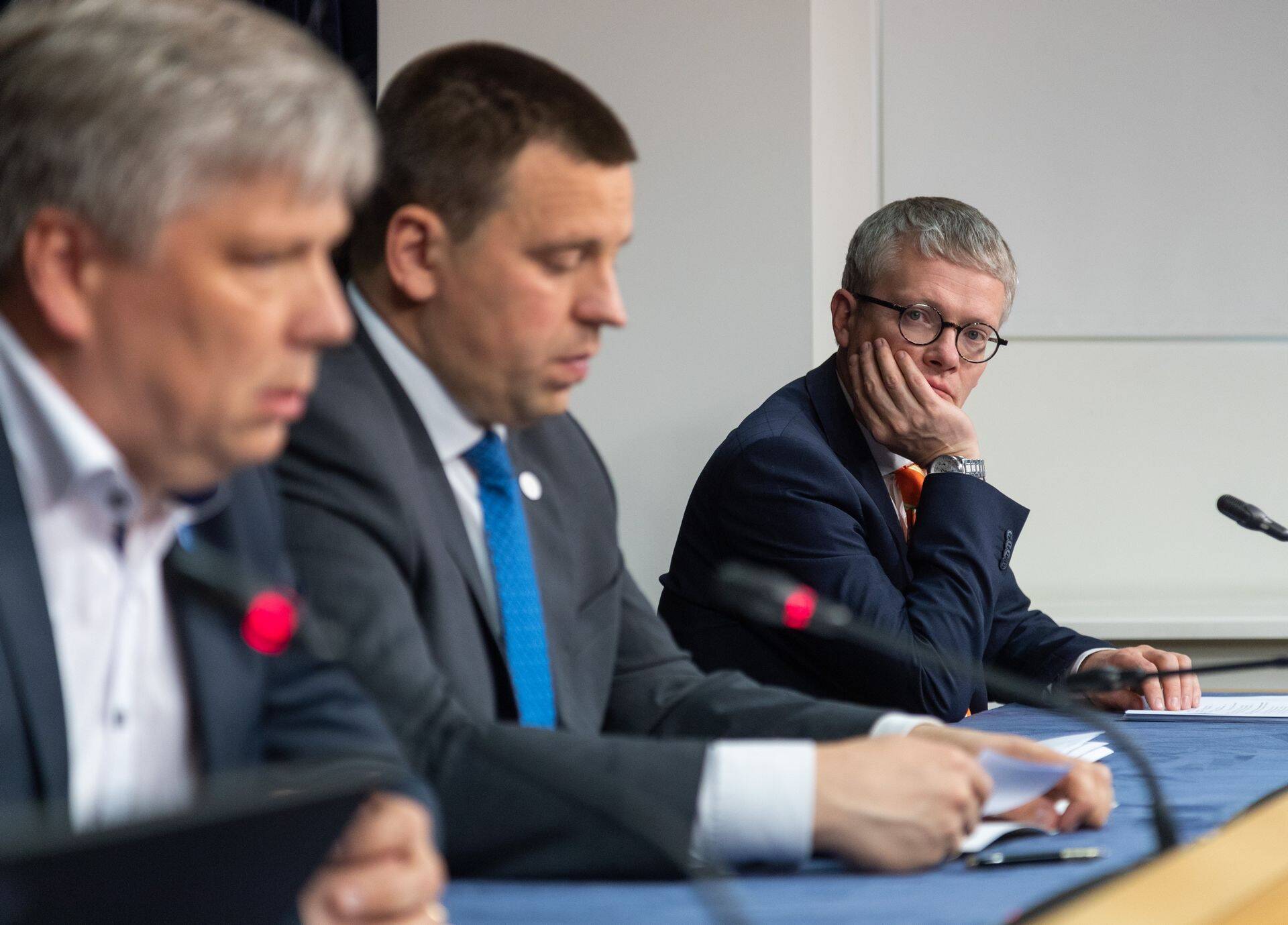 Janek Mäggi valitsuse pressikonverentsil (paremalt) koos peaministri Jüri Ratase ja keskkonnaministri Siim Kiisleriga.