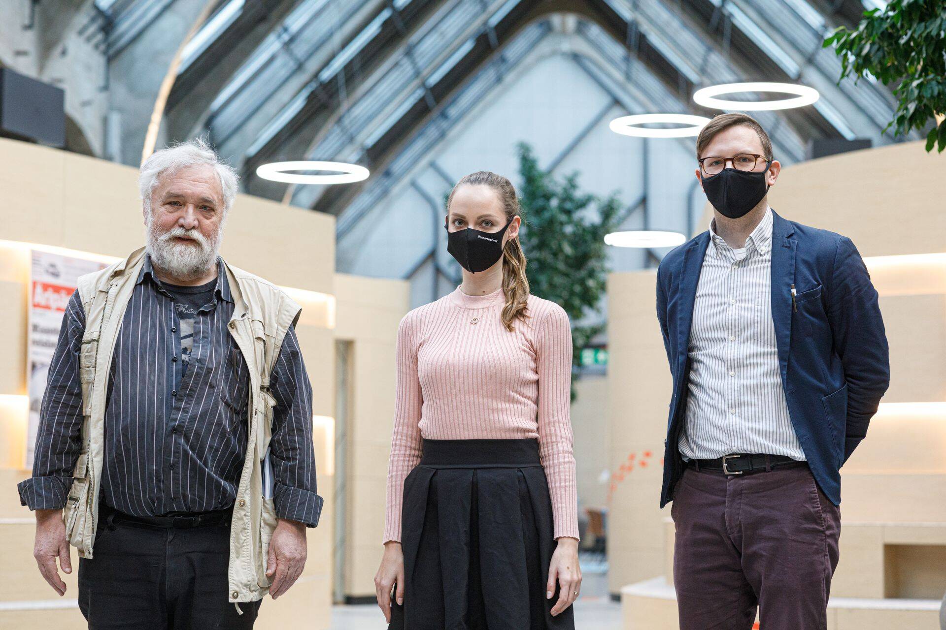 Hiinas poolteist aastat töötanud diplomaat ning rahvusvaheliste suhete õppejõud Toomas Tiivel, Ettevõtluse Arendamise Sihtasutuse Aasia keskuse juht Kai Kreos-Nemčok ja Rahvusvahelise Kaitseuuringute Keskuse Eesti Välispoliitika Instituudi nooremteadur Frank Jüris.