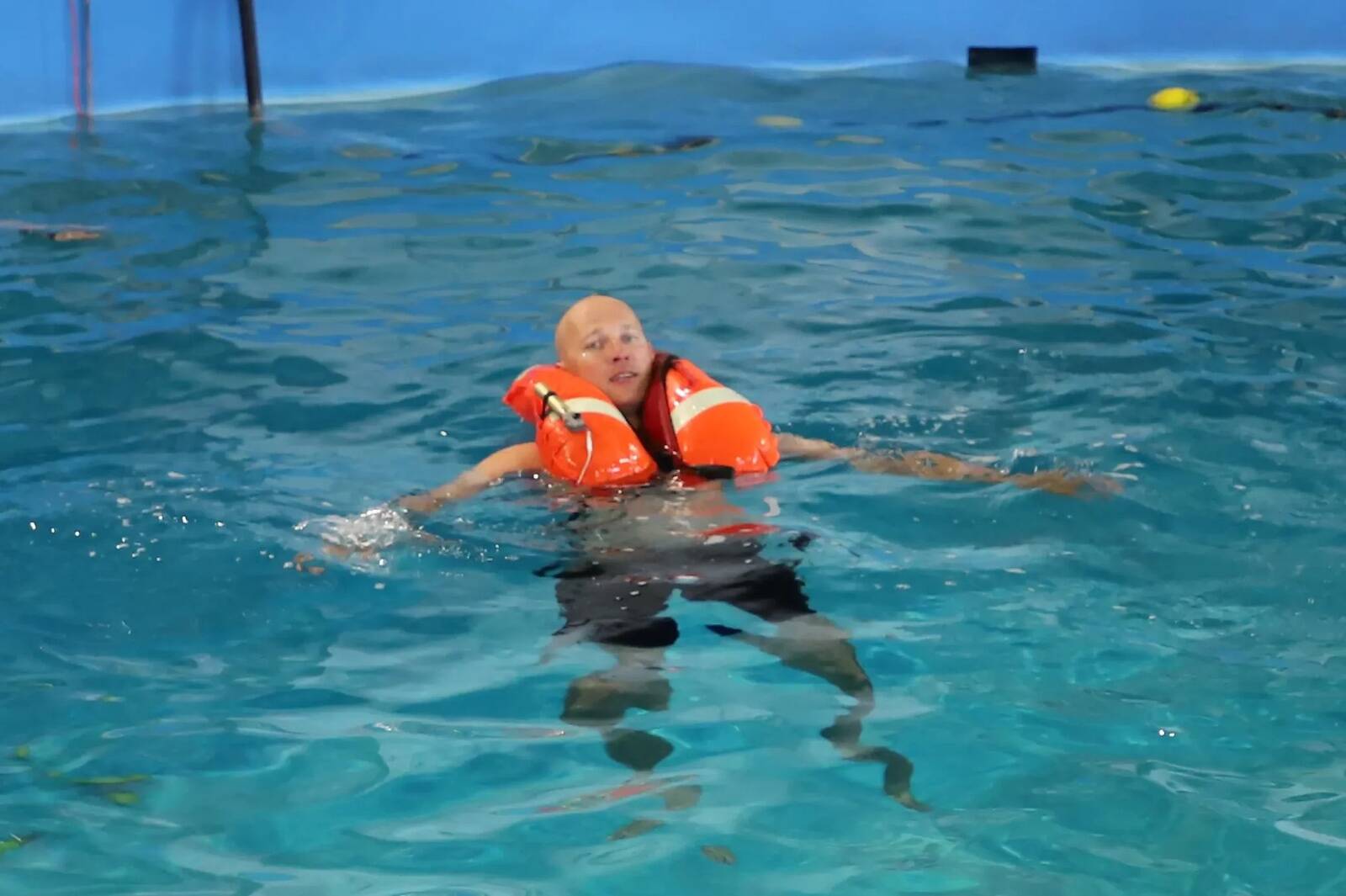 Vest kenasti seljas ja õhk sisse lastud.