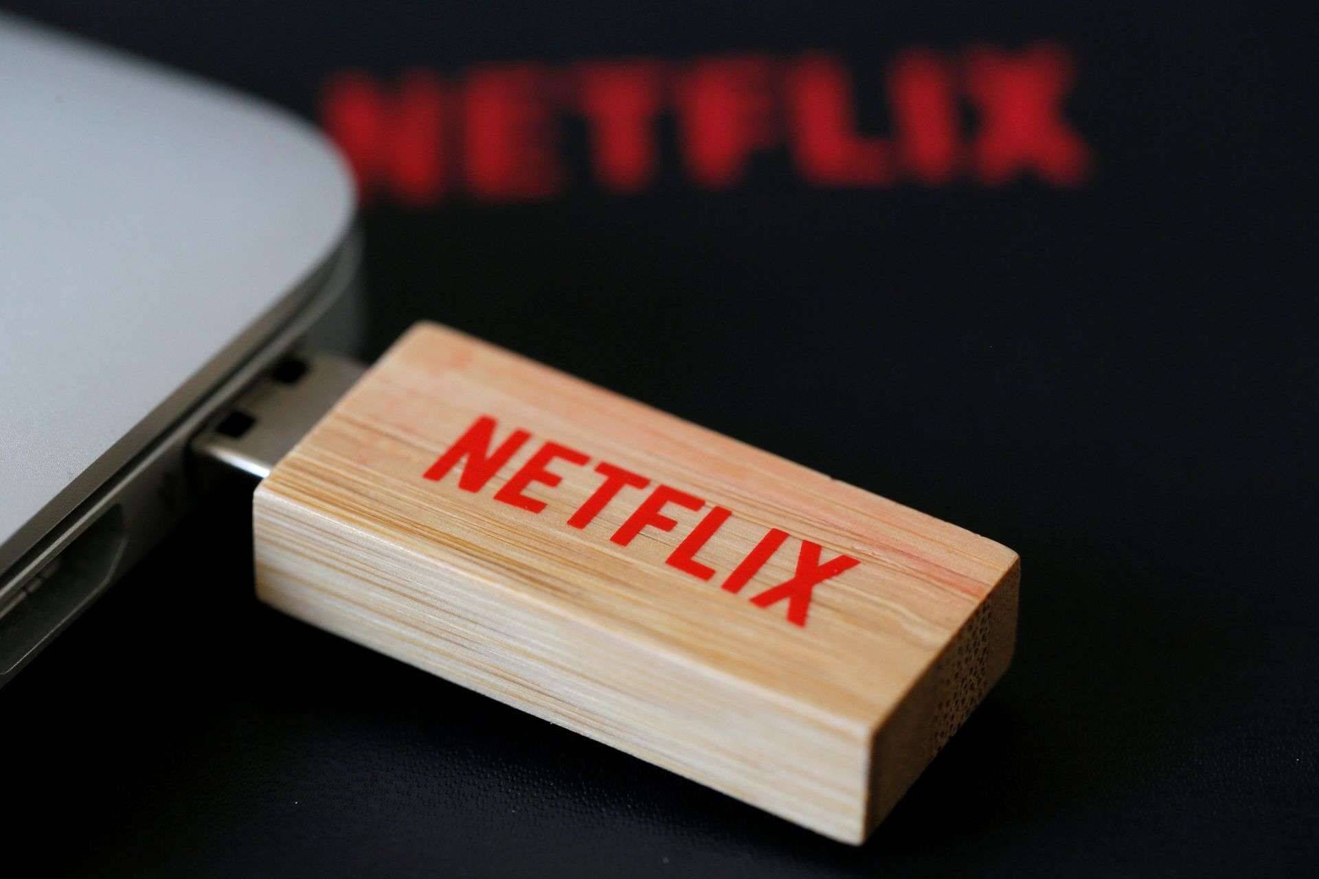 FILE PHOTO: An USB key with the logo of Netflix, the American provider of on-demand Internet streaming media, is seen in this illustration photo, in Paris September 15, 2014. REUTERS/Gonzalo Fuentes/File Photo