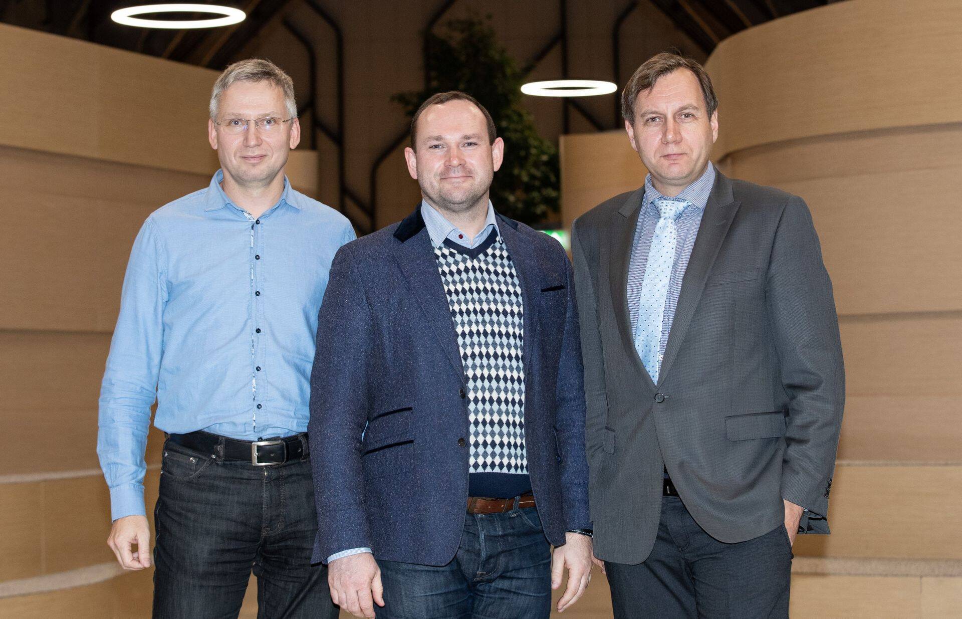 Majanduse soodne seis pole toonud ettevõtete seas oodatult piisavat investeeringute kasvu, märkisid saatekülalised. Samas on siiski märgata ka positiivseid tendentse. Vasakult: Kristjan Kalda (BaltCapi partner), Silver Kuus (Luminori korporatiivpanganduse juht) ning Tõnu Palm (Luminori peaökonomist).