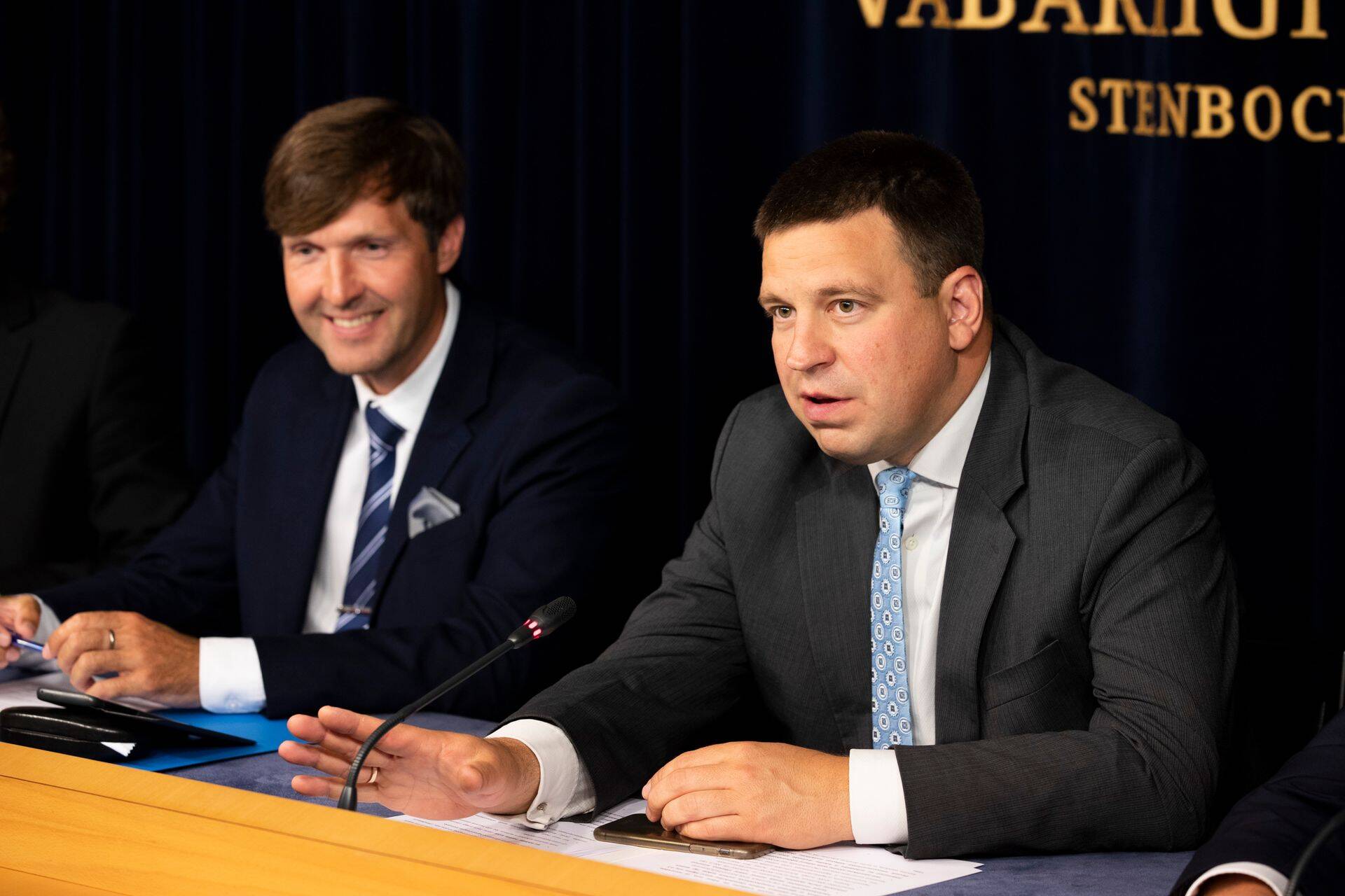 Председатель Центристской партии Юри Ратас (справа) предложил лидеру партии EKRE Мартину Хельме восстановить прежний состав правительства.