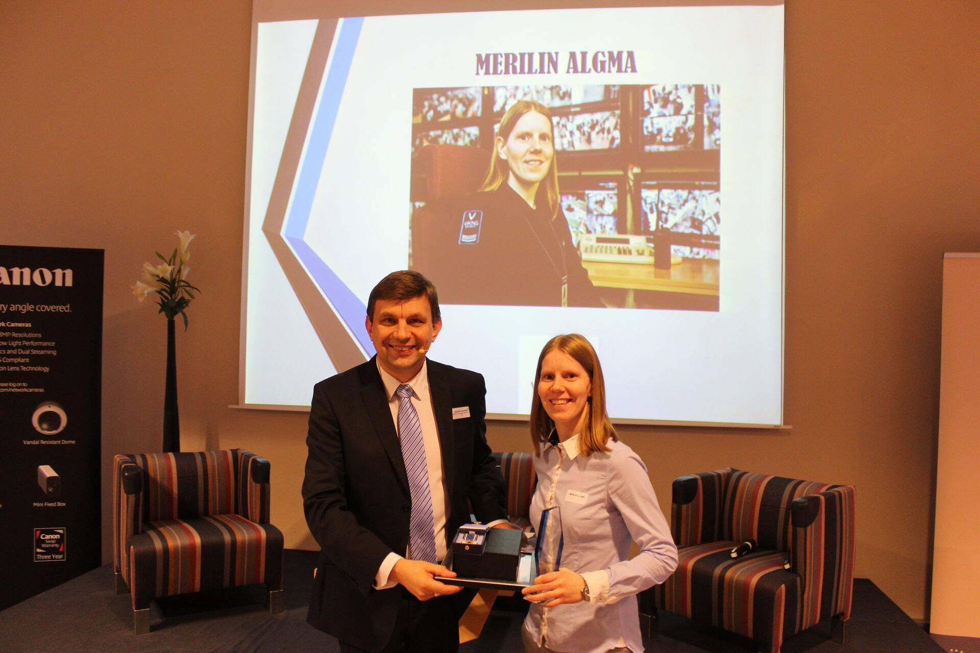 Eesti Turvaettevõtete Liidu tegevdirektor Kaupo Kuusik ja Aasta Turvatöötaja Merilin Algma