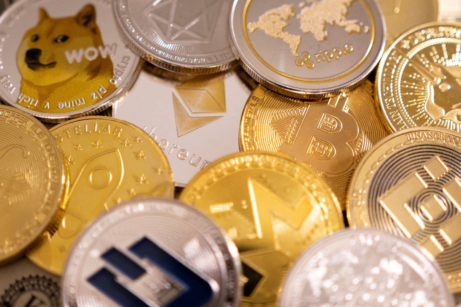 Automatizētais DAO ir ieguldījumu fonds, kurā investors var iegādāties kriptogrāfiskos aktīvus un saņemt daļu no to atdeves