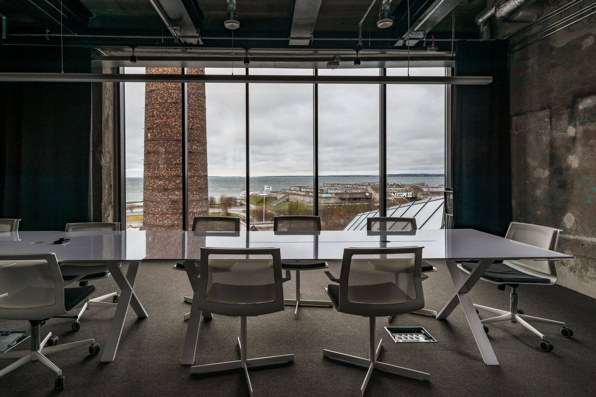 Kultuurikatla ühes tornis jätkus ruumi lihtsa, kuid lummava vaate ja hea auraga koosolekuruumi jaoks.