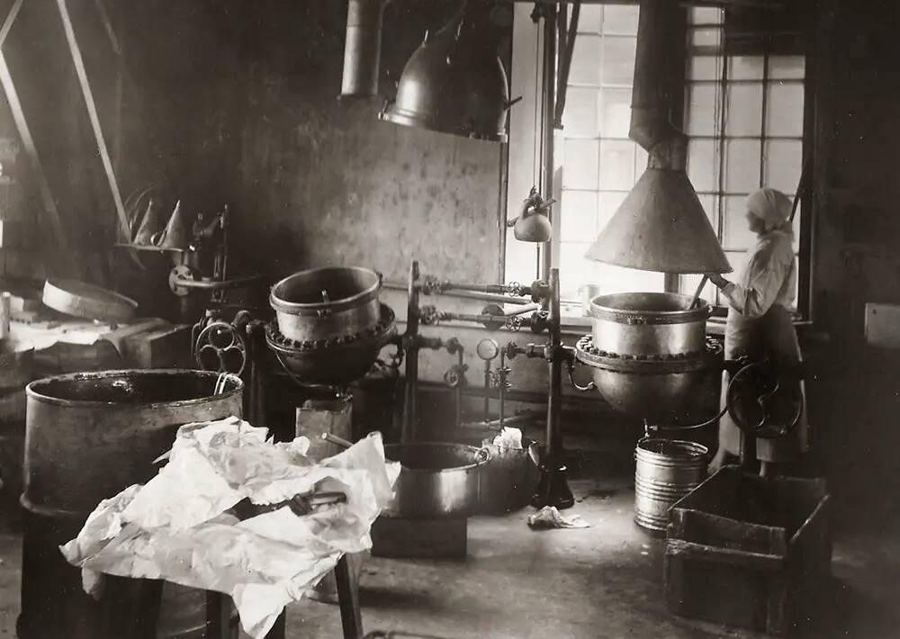 Приготовление какао-массы в цехе конфетной фабрики Р. Клауссона.
