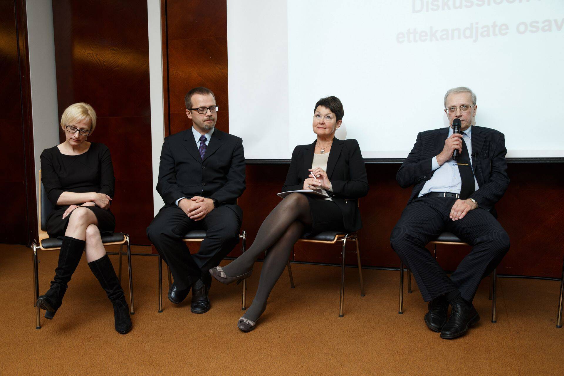 Vähiliidu konverentsi onkoloogide vestlusring (vasakult): Jana Jaal, Tiit Suuroja, Maire Kuddu ja Vahur Valvere.