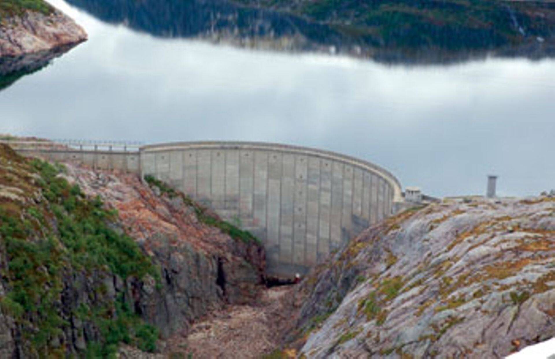 Дамба в Норвегии. Гидрорезервы в Скандинавии в этом году выросли.