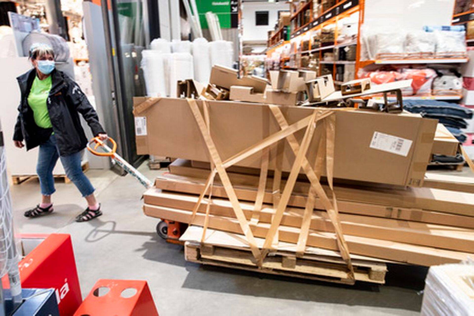 Taasavatud ehituspoes võis ostjaid nii mõnegi materjali puhul üllatada varasemast tunduvalt kõrgem hind. foto: Liis Treimann