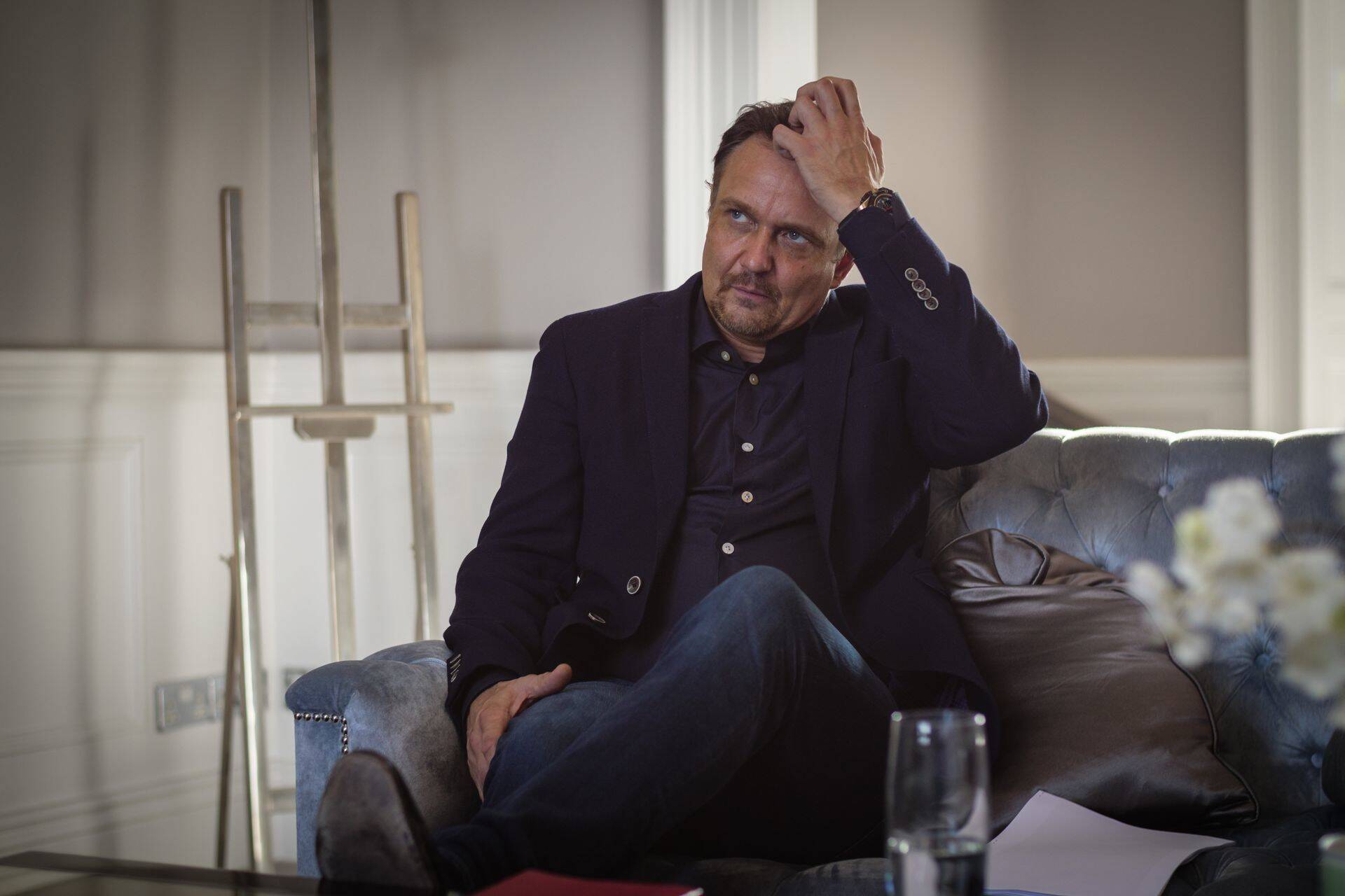 Pesuärimees Indrek Rahumaa kuulus viimati avaldatud Rikaste TOPi, aga on pidanud kohtutäiturile loovutama Tallinna vanalinna korteri võlgade tasumiseks