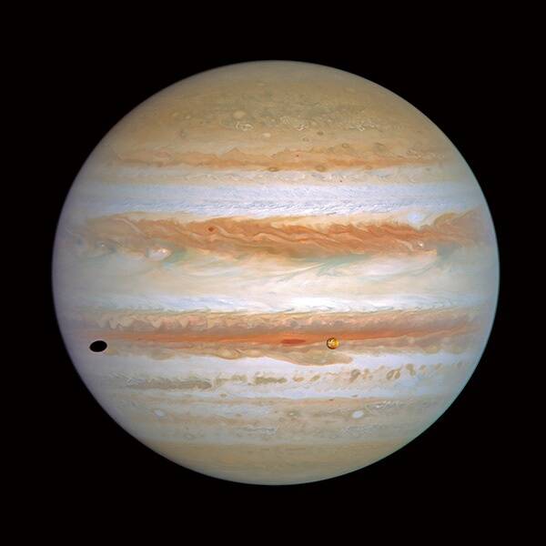 Jaanuari alguses pildistas meie Päikesesüsteemi suurimat planeeti Jupiteri Maa orbiidil asuv ja seega ümbritsevat kosmost ilma atmosfääri segava mõjuta nägev Hubble’i kosmoseteleskoop. Planeedi eest liikus samal ajal läbi selle lähim hiidkuu Io ning — tume vari langes Jupiteri tihedale atmosfäärile. © Foto: NASA, ESA, Joseph DePasquale (STScI)