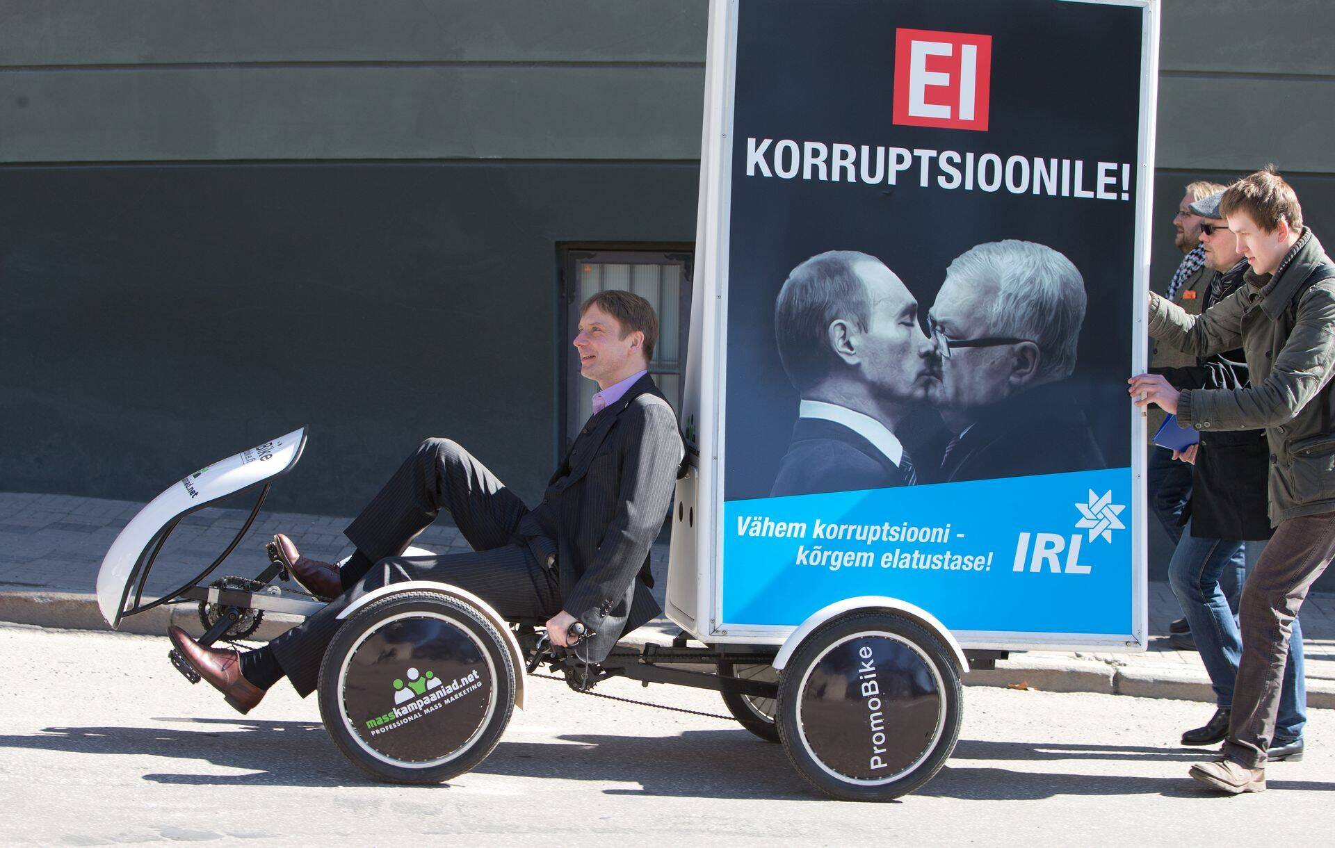 2014. aasta europarlamendi valmiste ajal pilasid IRLi liikmed Eerik-Niiles Kross ja Anvar Samost Keskerakonna ja Ühtse Venemaa koostöölepingut.
