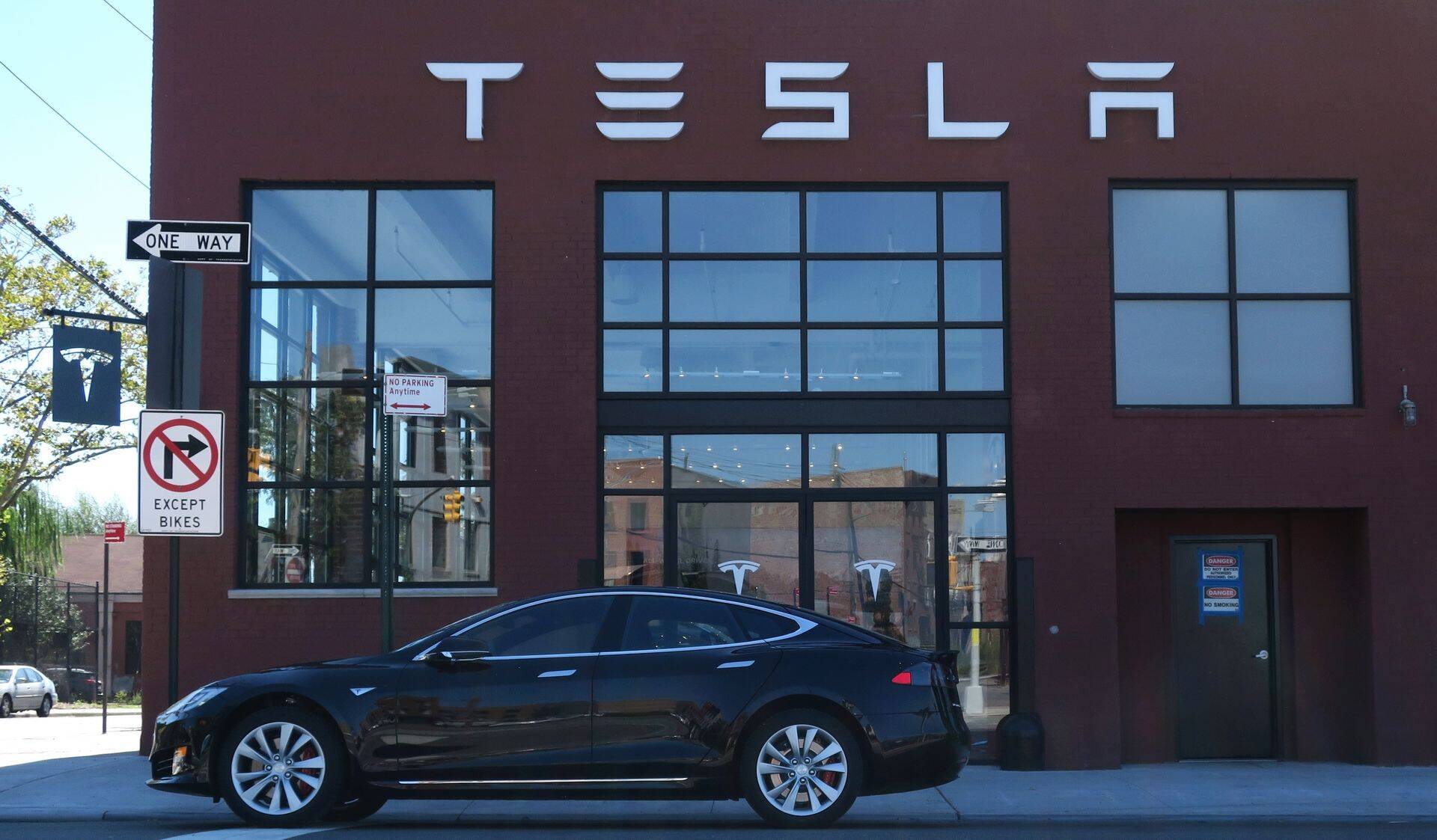 Tesla Model S ettevõte New Yorgi salongi ees
