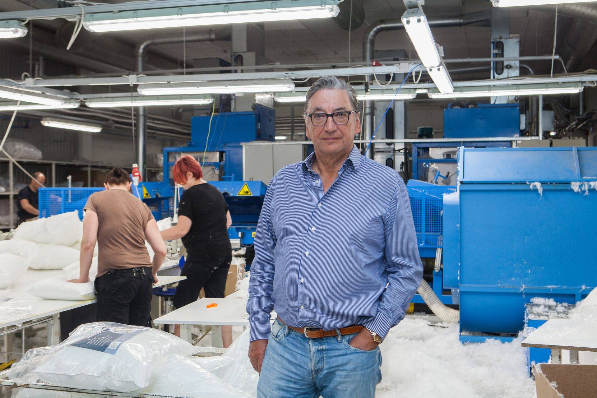 Deluxi mööblivabrikute omanik ja juht Göran Sjöholm Viljandi tehases, millel läheb hästi. Varem paarisajale inimesele tööd pakkunud Valga tehas suletakse.
