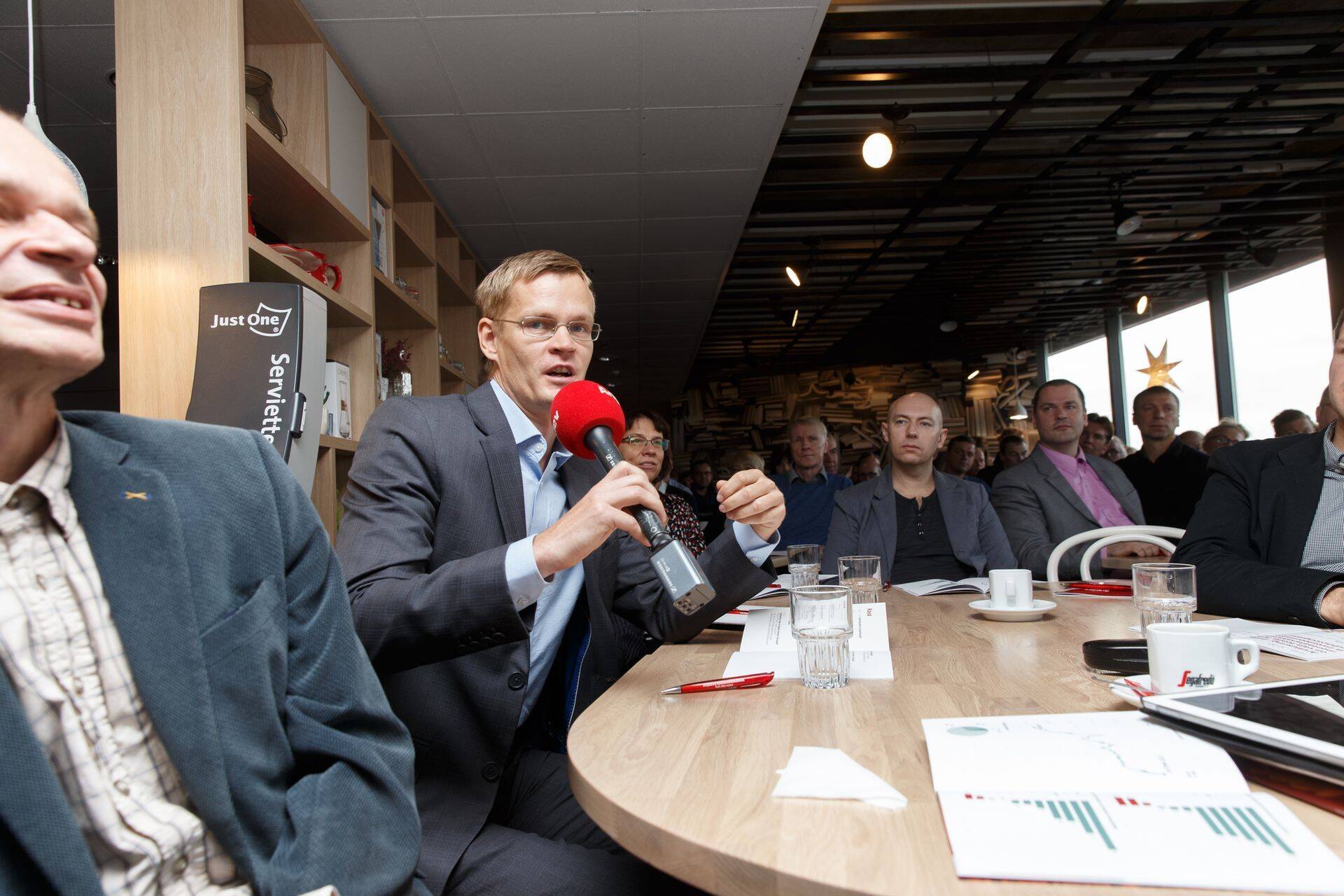 LHV Panga maaklertegevuse juhi Alo Vallikivi hinnangul on raamatu suur väärtus ausus – autor on tihti väga karm nii turuosaliste, turu korraldajate kui ka kaupleja enda vastu.