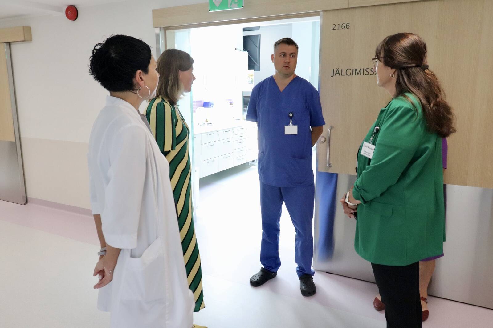 Fotol vasakult Põlva haigla ravijuht Pirja Sarap, terviseminister Riina Sikkut, haigla era-korralise meditsiini arst Yevhen Rozhko ja haigla juhatuse liige Kristin Raudsepp erakorralise meditsiini osakonnas.
