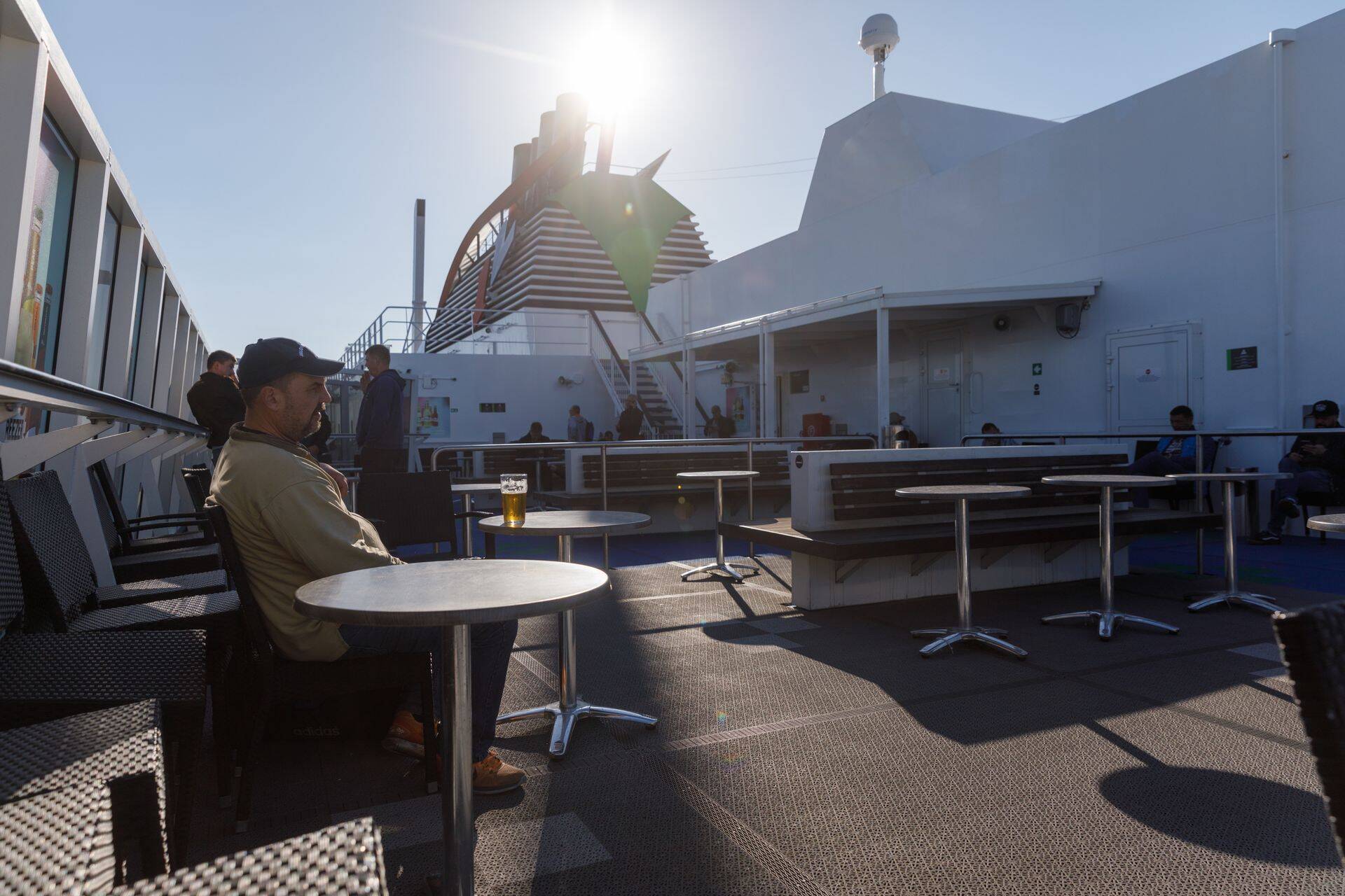 Reisijad Tallinki laeval teel Helsingist Tallinna.