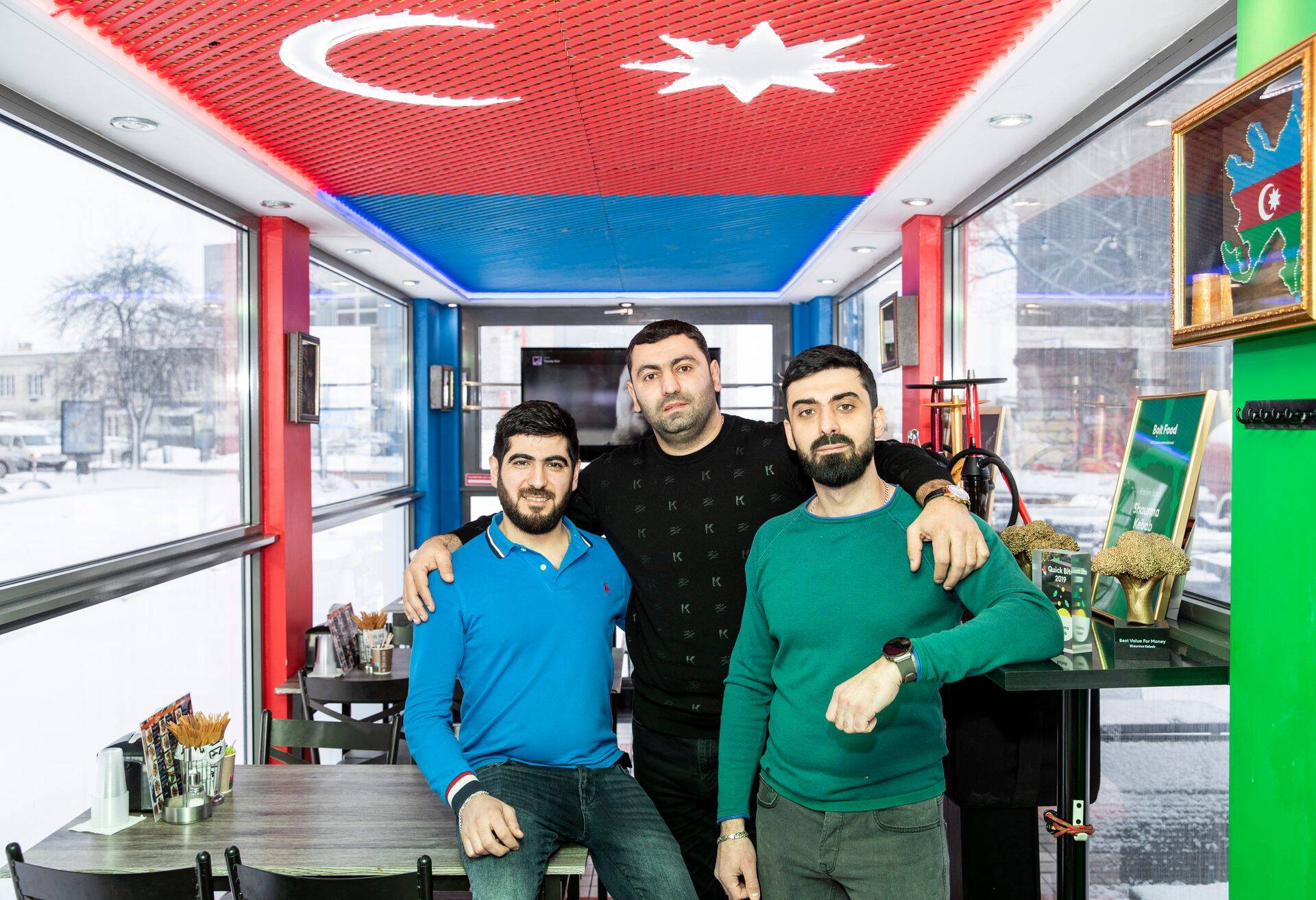 Shaurma Kebab Tallinn: Эмин Муншиев (в центре), Бахтияр Джебраилов (слева) и Камил Муншиев (справа).