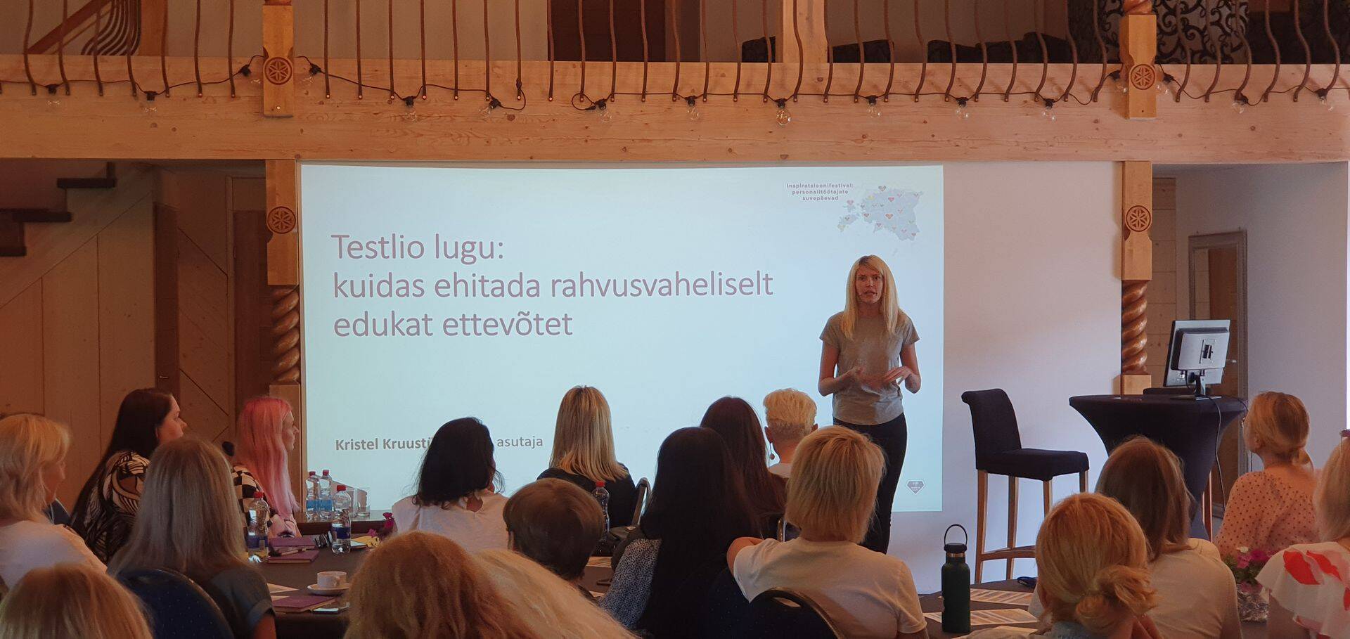 Testlio asutaja Kristel Kruustükk jagamas personalijuhtide inspiratsioonifestivalil ausat ja ilustamata kogemust oma otsingutest, leidmistest, edusammudest ja ämbrisse astumistest.