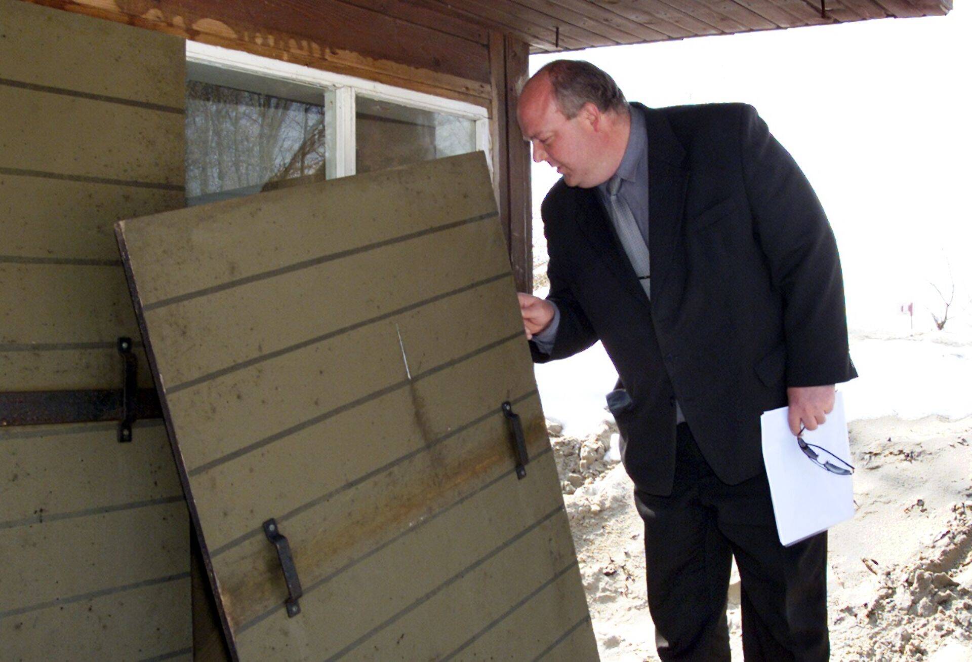 Pärnumaa tuntud ettevõtja Margus Kanguri ettevõte Asratem OÜ sai Catweesi tütarfirmalt laenu, mille tagasimaksmisega tekkis probleeme. "Leidsime normaalse kesktee ja kõik peaks rahul olema," ütles Kangur.