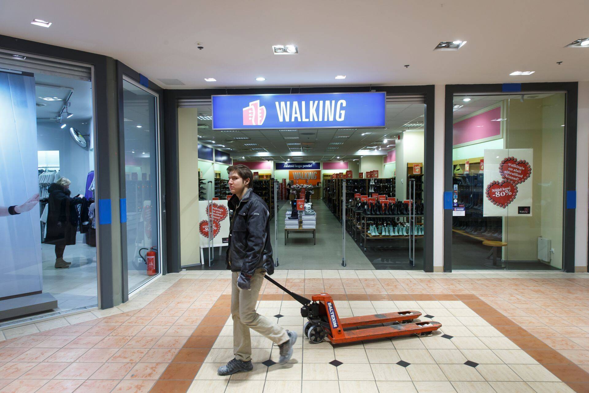 B.W.T.KING закрывает известную сеть по продажи обуви Walking