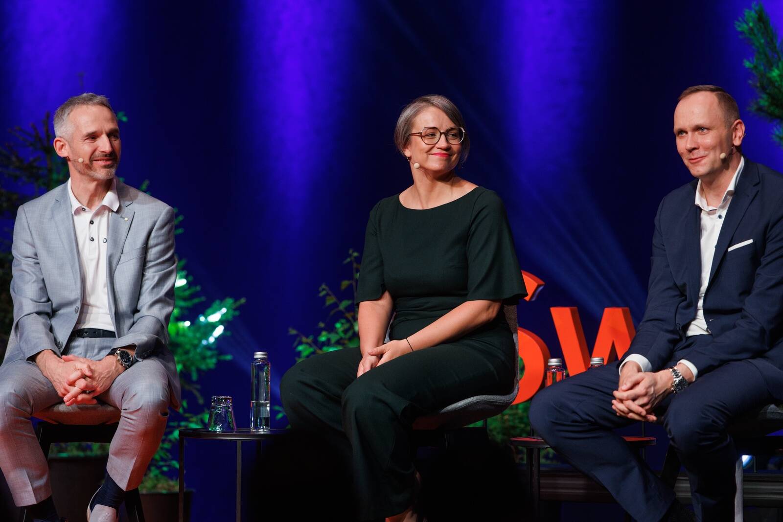 Fotomeenutus 2024. aasta kevadest. Laval on “Parim juht 2024” finalistid. Vasakult Oixio juht Ivo Suursoo, Miltton New Nordics juht Annika Arras ja Swedbanki juht Olavi Lepp. Võitjaks tunnistati Ivo Suursoo.
