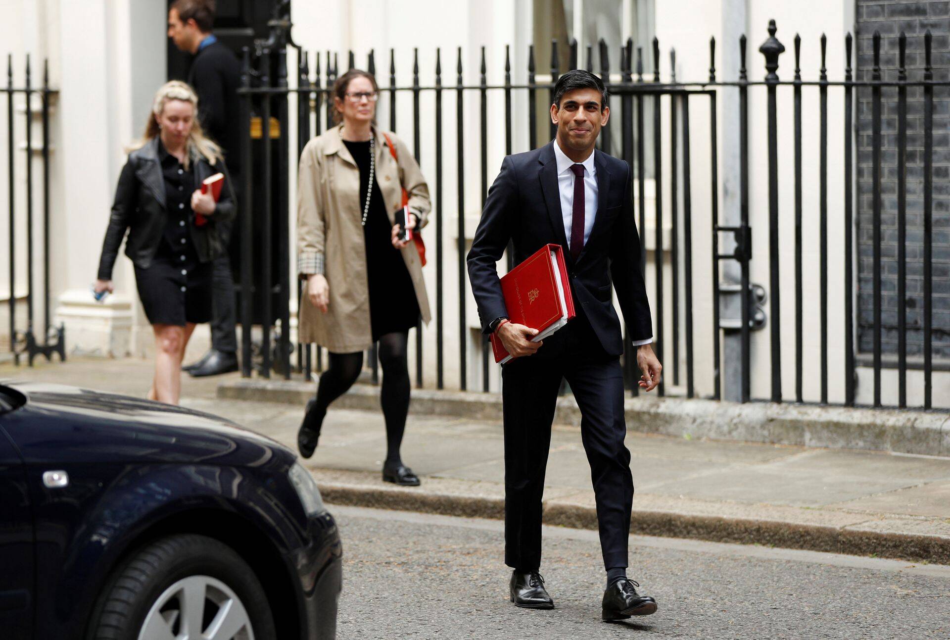 Rahandusminister Rishi Sunak pikendas teisipäeval töötajate palgatoetusi oktoobri lõpuni, mis läheb riigi rahakotile maksma miljardeid naelu.