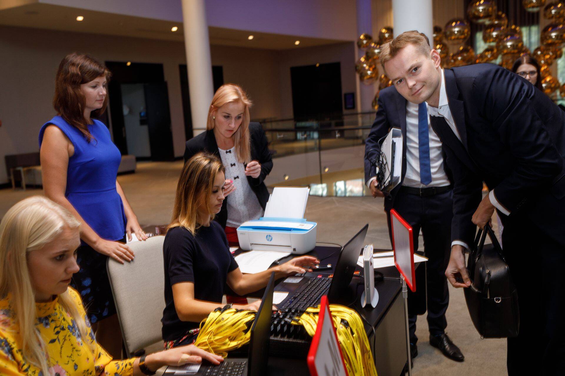 Stefan Kowski (paremal) OEG aktsionäride erakorralisel üldkoosolekul.